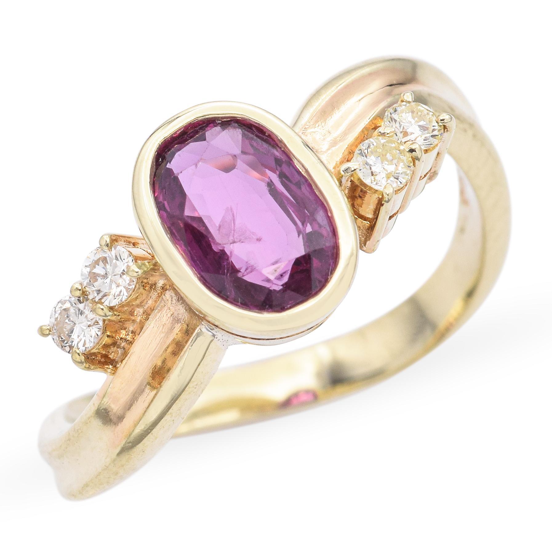 Cette pièce captivante, conçue en or jaune 14 carats, est ornée d'un saphir violet vibrant de 1,1 carat en guise de pièce maîtresse. Le saphir est flanqué de deux diamants blancs étincelants, qui ajoutent une touche de brillance au design. Les