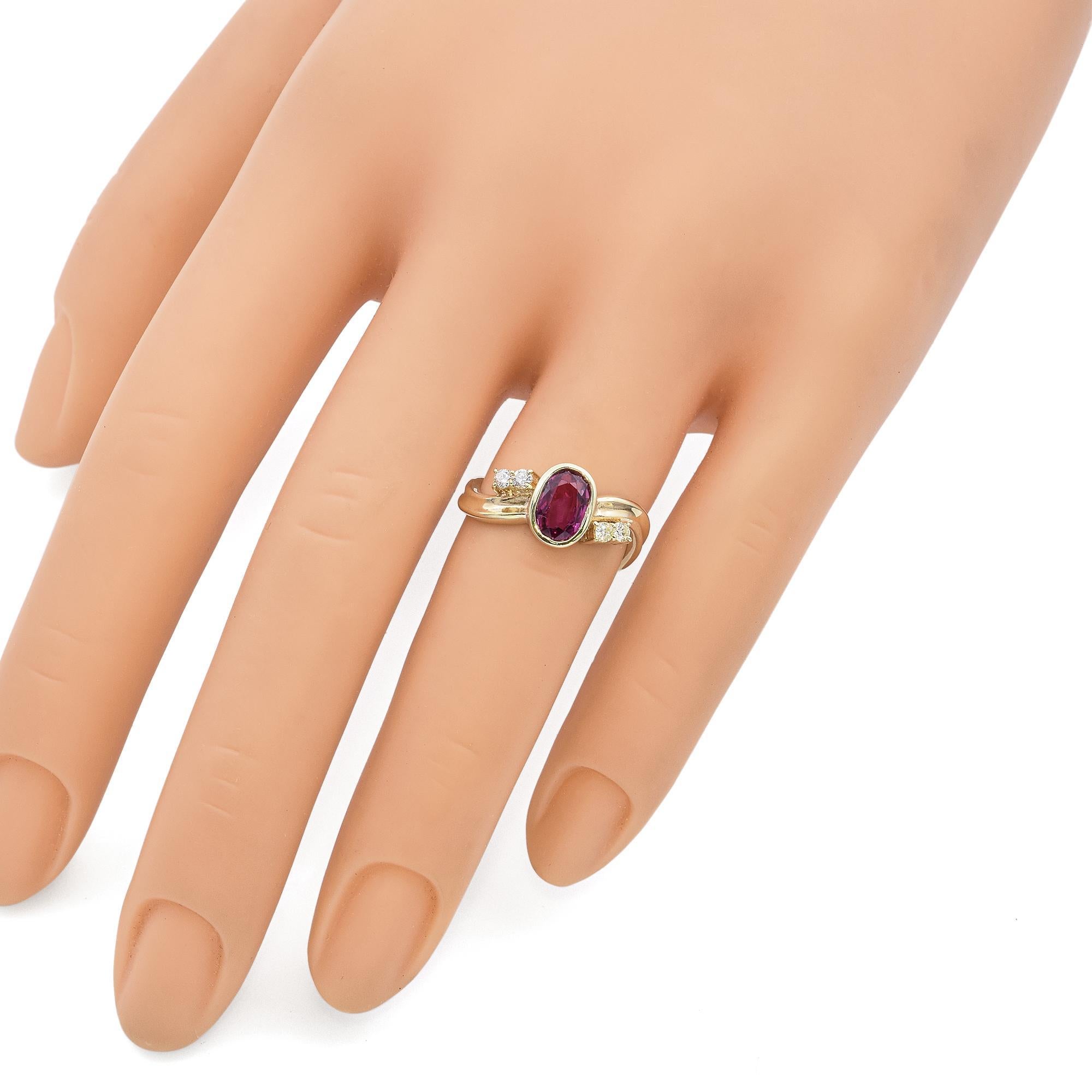 Taille ovale Bague vintage en or jaune 14 carats avec saphir violet 1,10 carat et diamants en vente