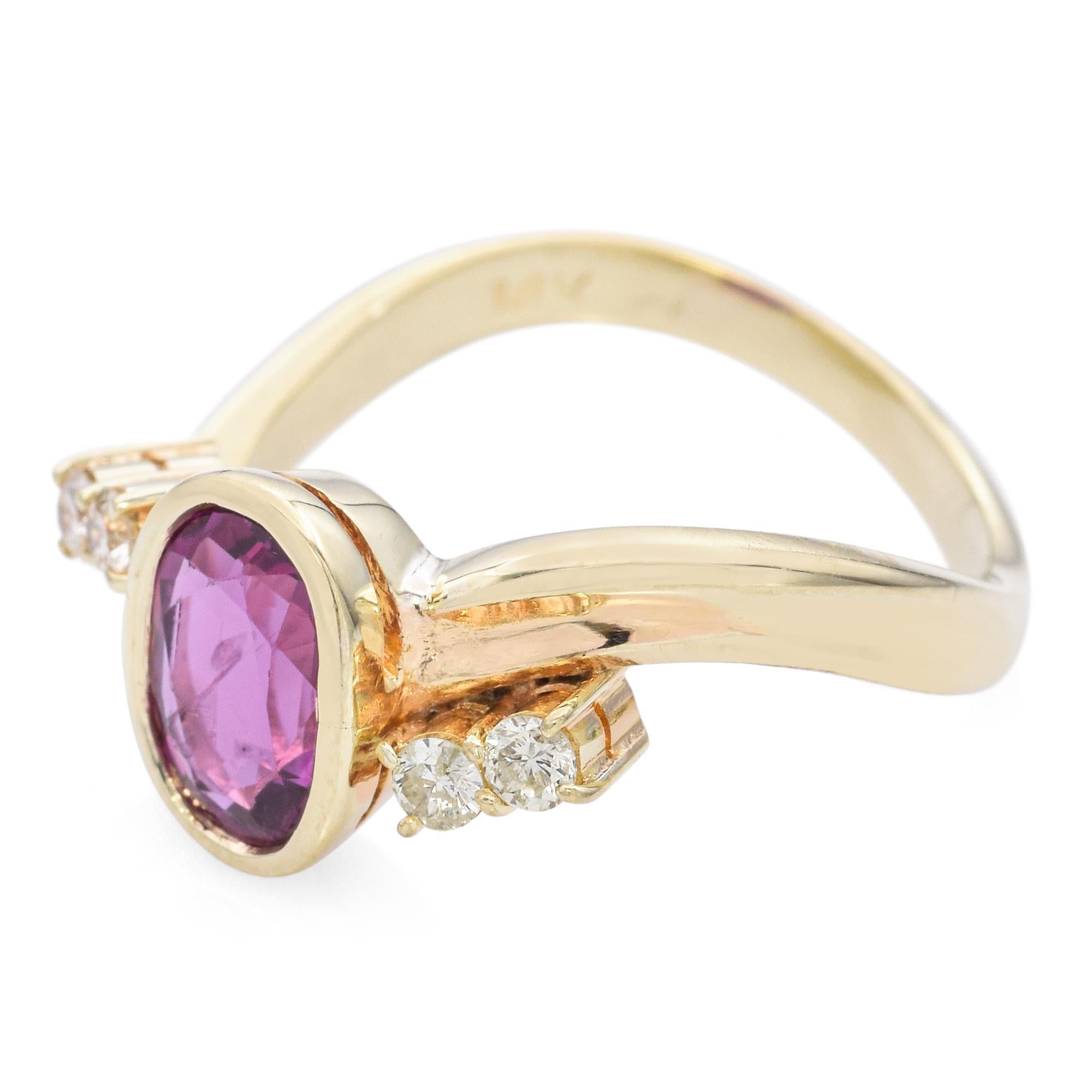 Bague vintage en or jaune 14 carats avec saphir violet 1,10 carat et diamants Bon état - En vente à New York, NY