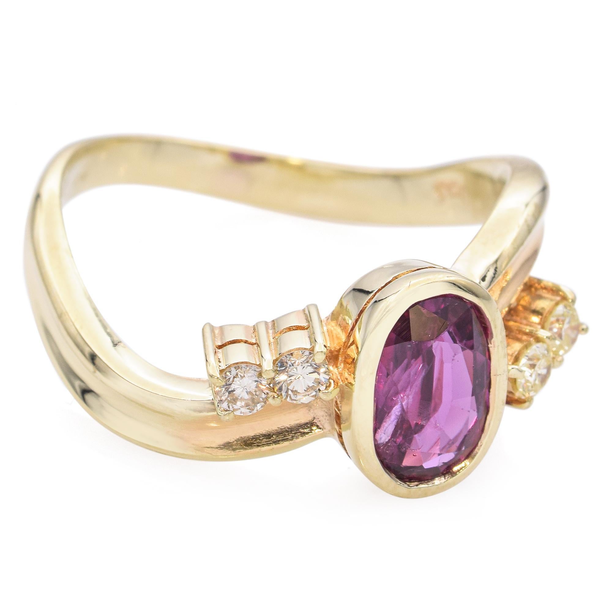 Bague vintage en or jaune 14 carats avec saphir violet 1,10 carat et diamants en vente 1