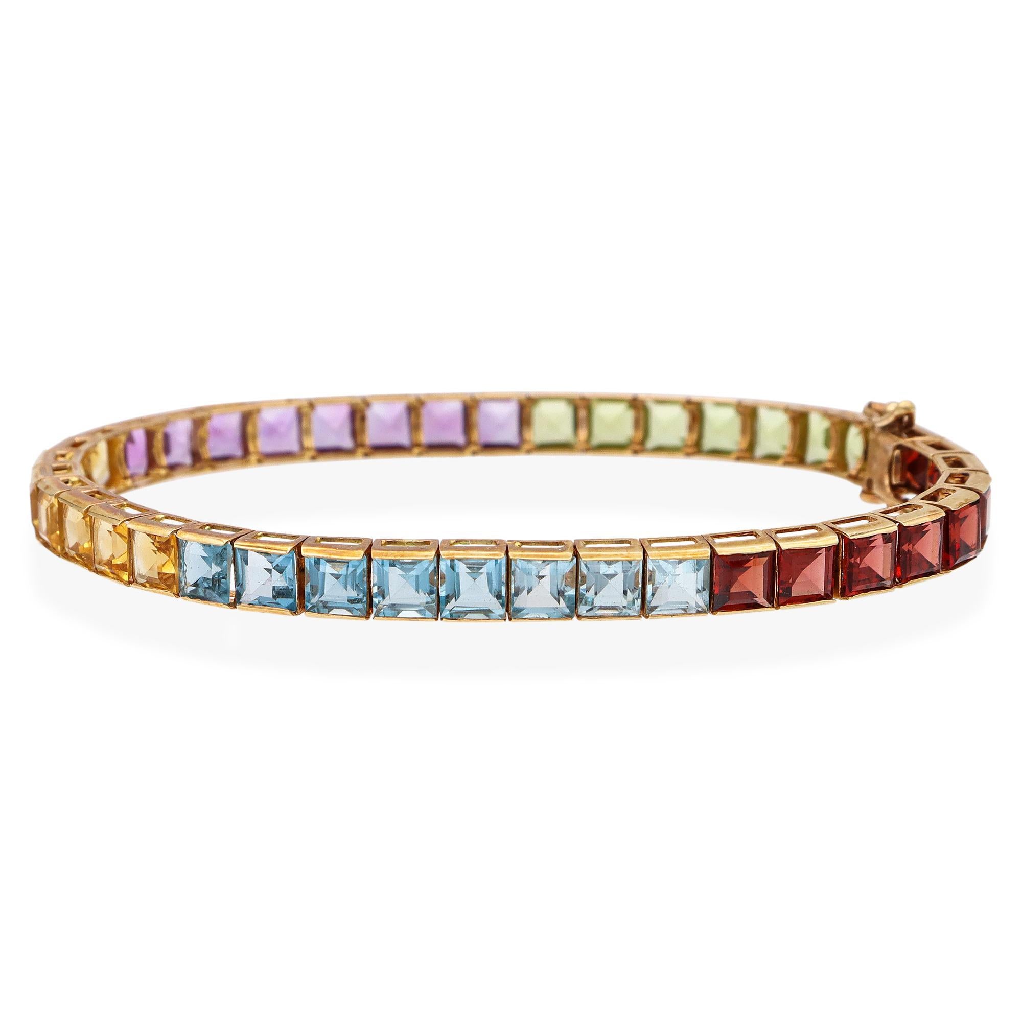 Dieses farbenfrohe Tennisarmband ist aus 14-karätigem Gelbgold gefertigt und mit einer atemberaubenden Reihe von Edelsteinen im Quadratschliff in einem breiten Farbspektrum besetzt. Mit Amethyst, Citrin, blauem Topas, Peridot, Granat und mehr bildet