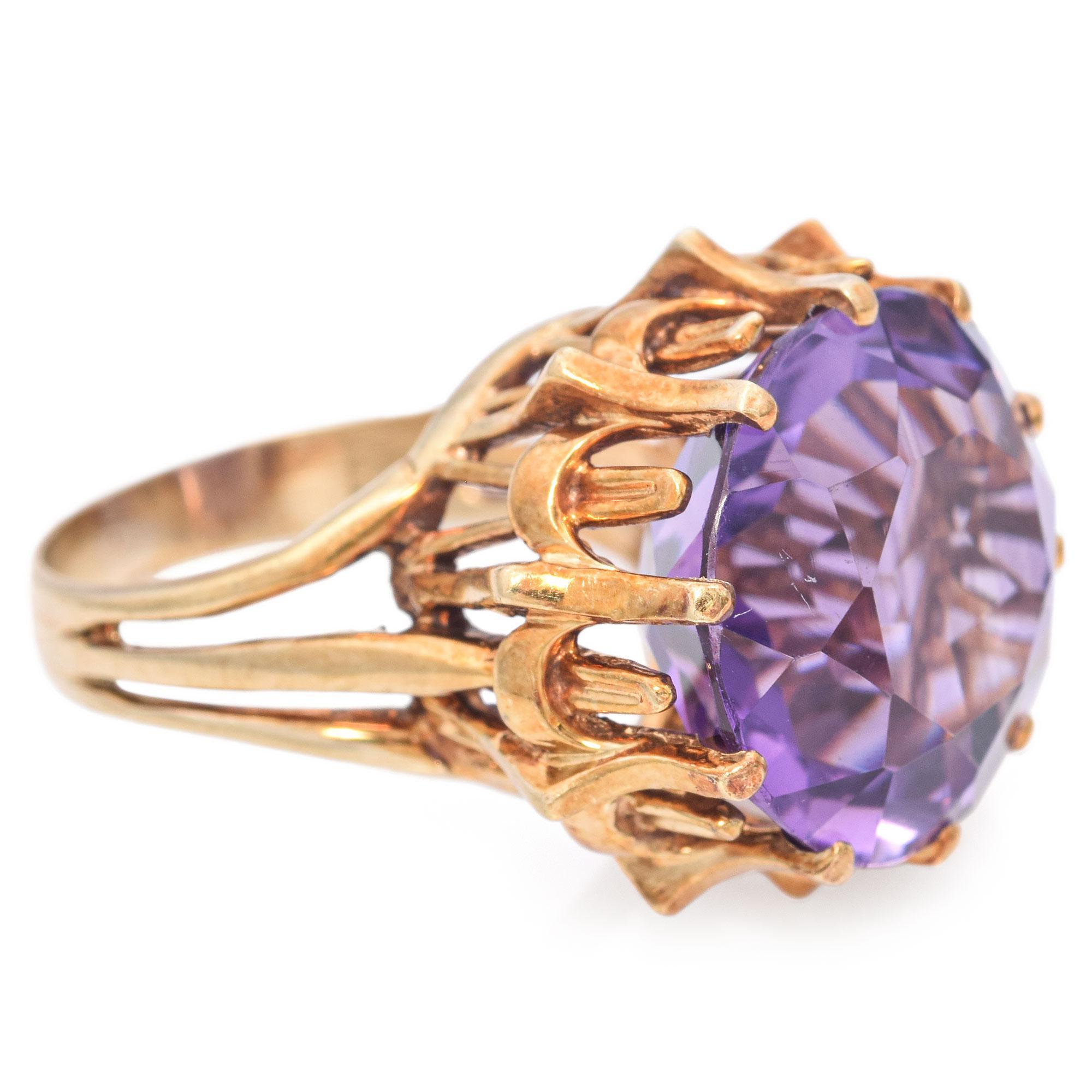 Vintage 14K Yellow Gold 15 Ct. Amethyst Cocktail Ring In Good Condition For Sale In New York, NY