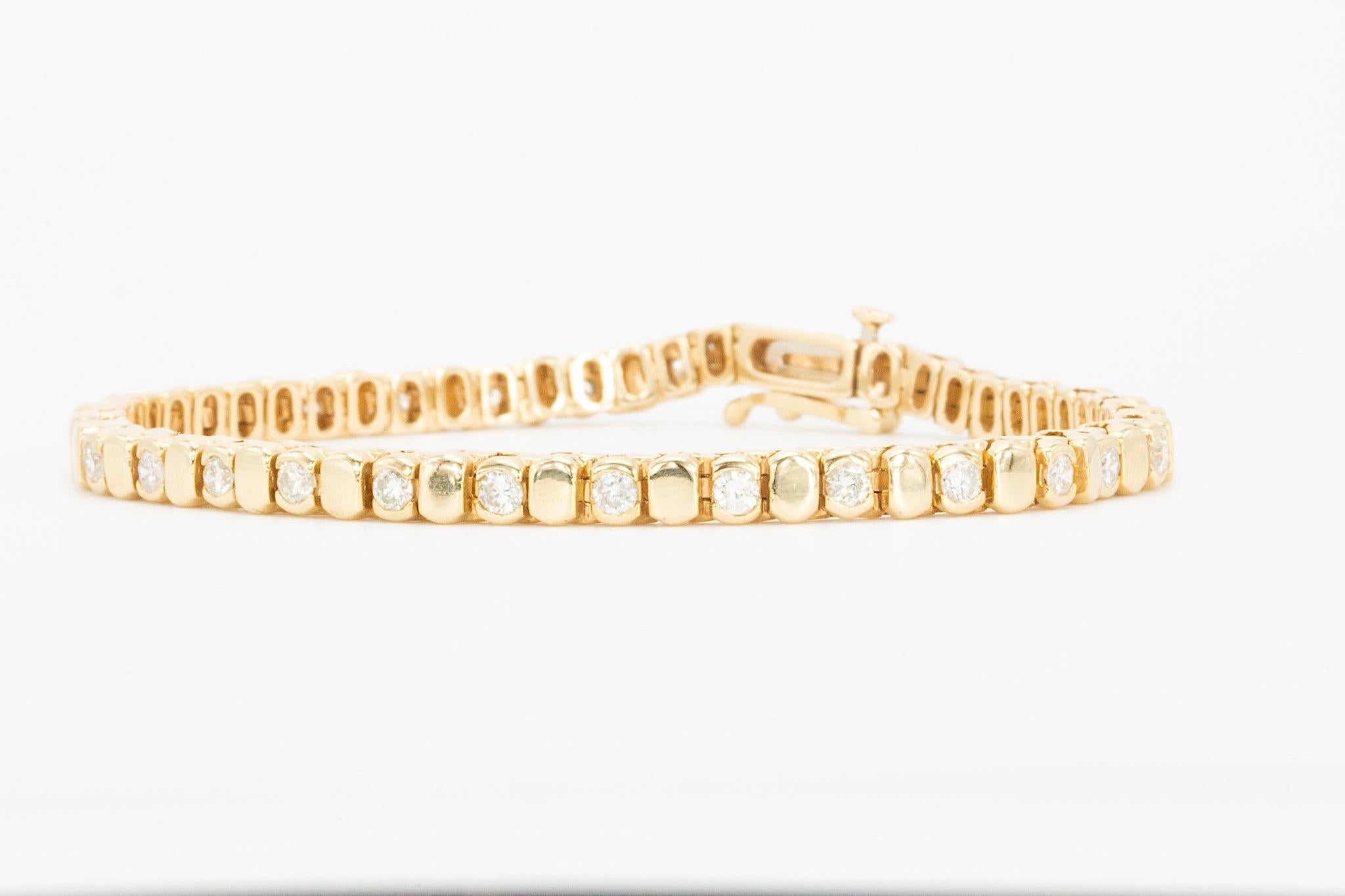 Pulsera de diamantes vintage de oro amarillo de 14k de 1,50 CTW

Elegante y atemporal, esta pulsera vintage de oro amarillo de 14 quilates presenta 31 diamantes naturales redondos talla brillante, con un peso total aproximado de 1,50 quilates. Los