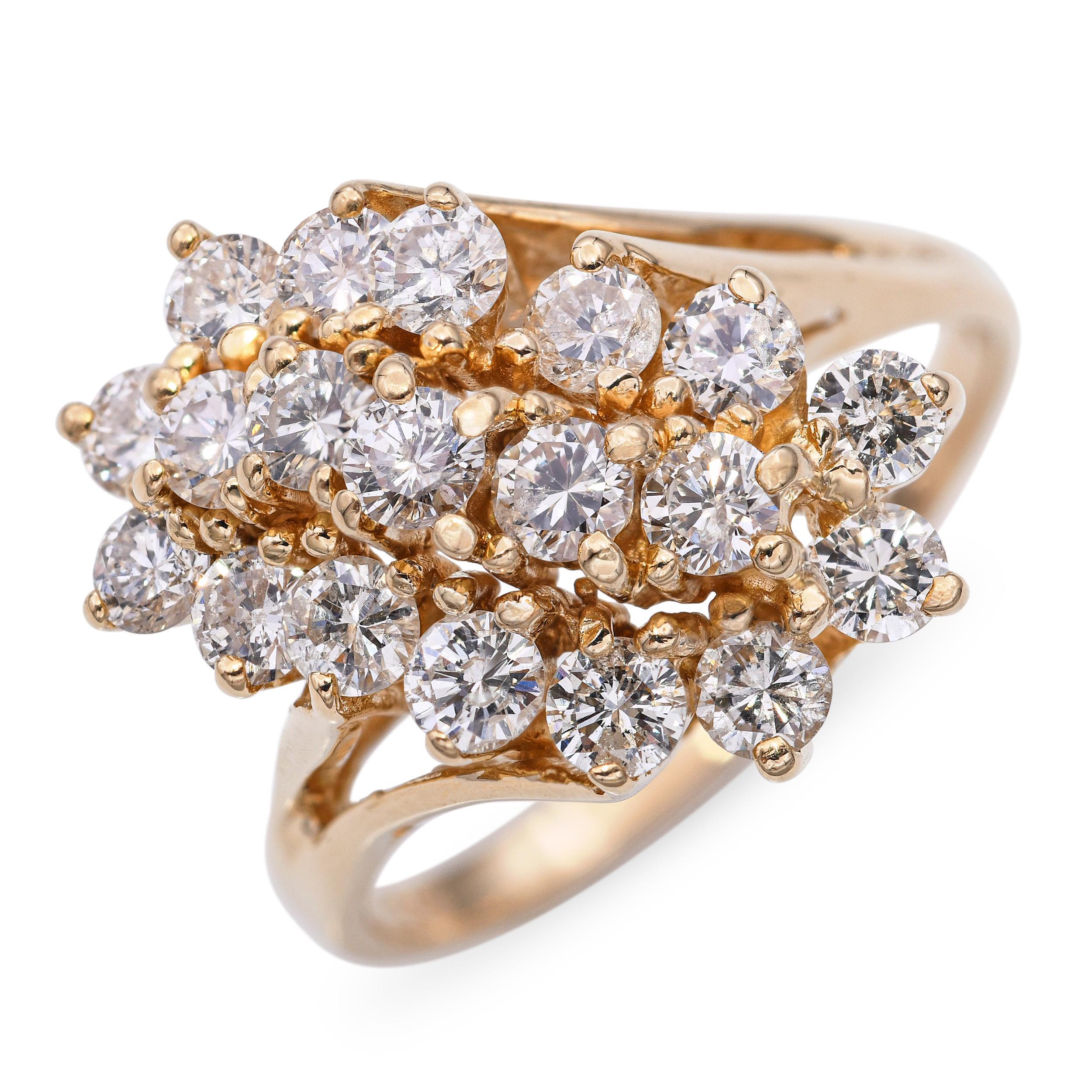 Anello vintage con diamanti a grappolo in oro giallo 14k con un peso totale di 1,615 carati. Il design a grappolo mette in mostra diversi diamanti scintillanti disposti con cura per creare un centrotavola audace e accattivante. Ogni diamante è