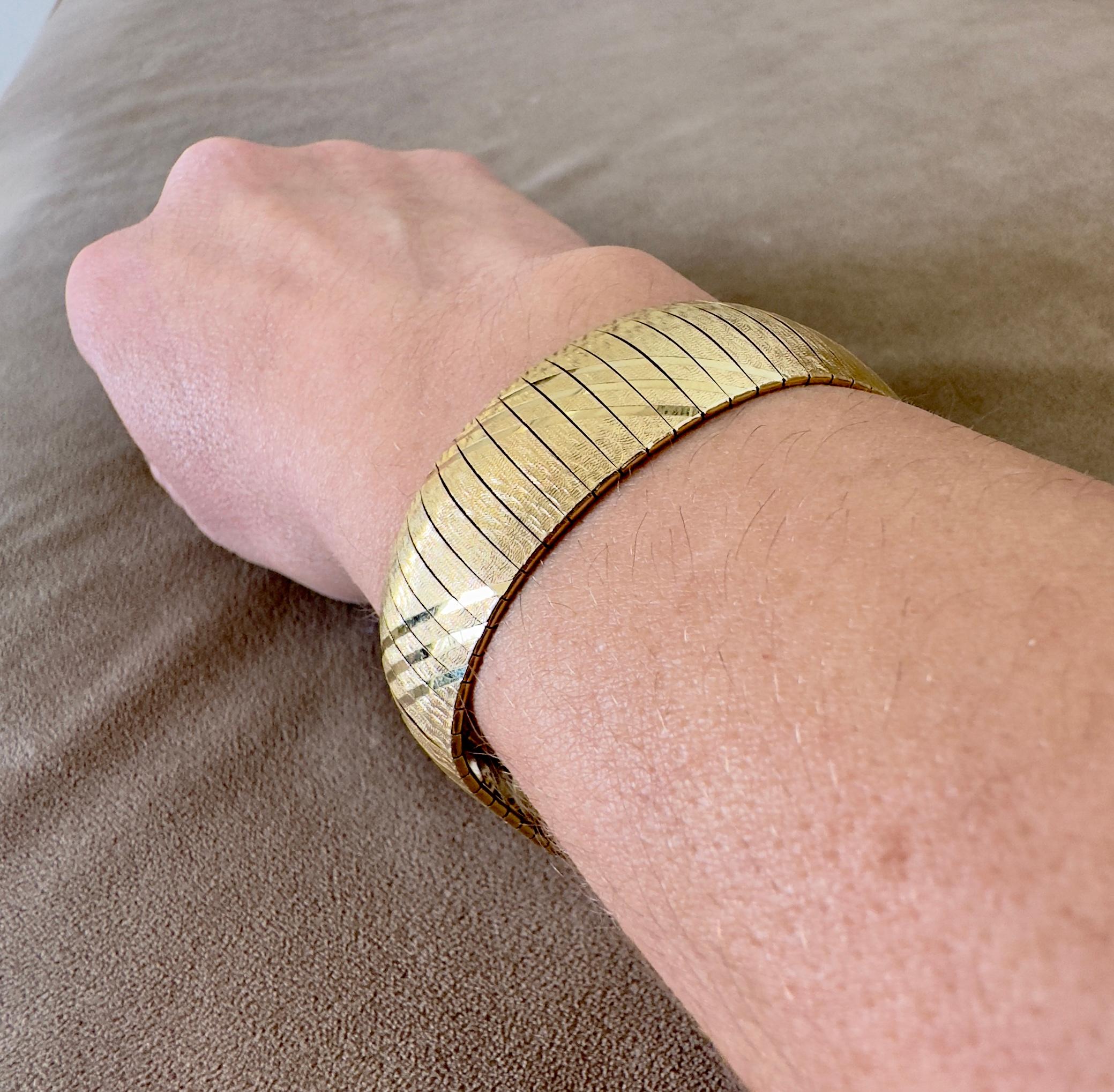 Flex-Armreif aus 14 Karat Gelbgold mit strukturiertem Flex-Armreif, 19.6 mm Omega (Retro)