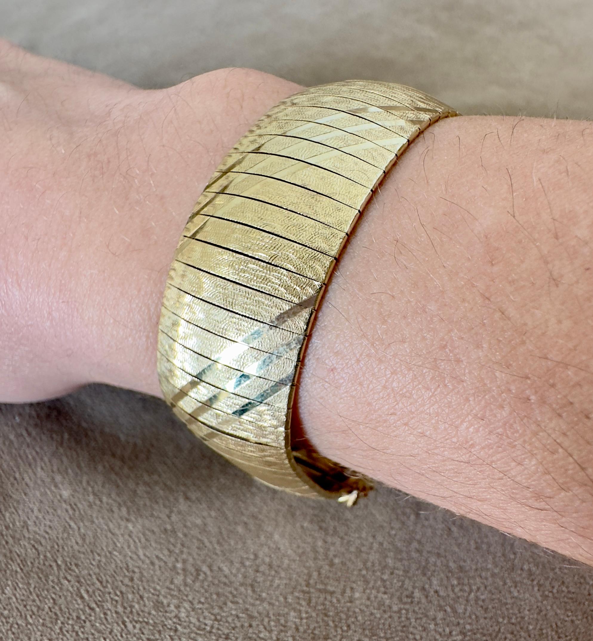Flex-Armreif aus 14 Karat Gelbgold mit strukturiertem Flex-Armreif, 19.6 mm Omega im Zustand „Gut“ in Houston, TX