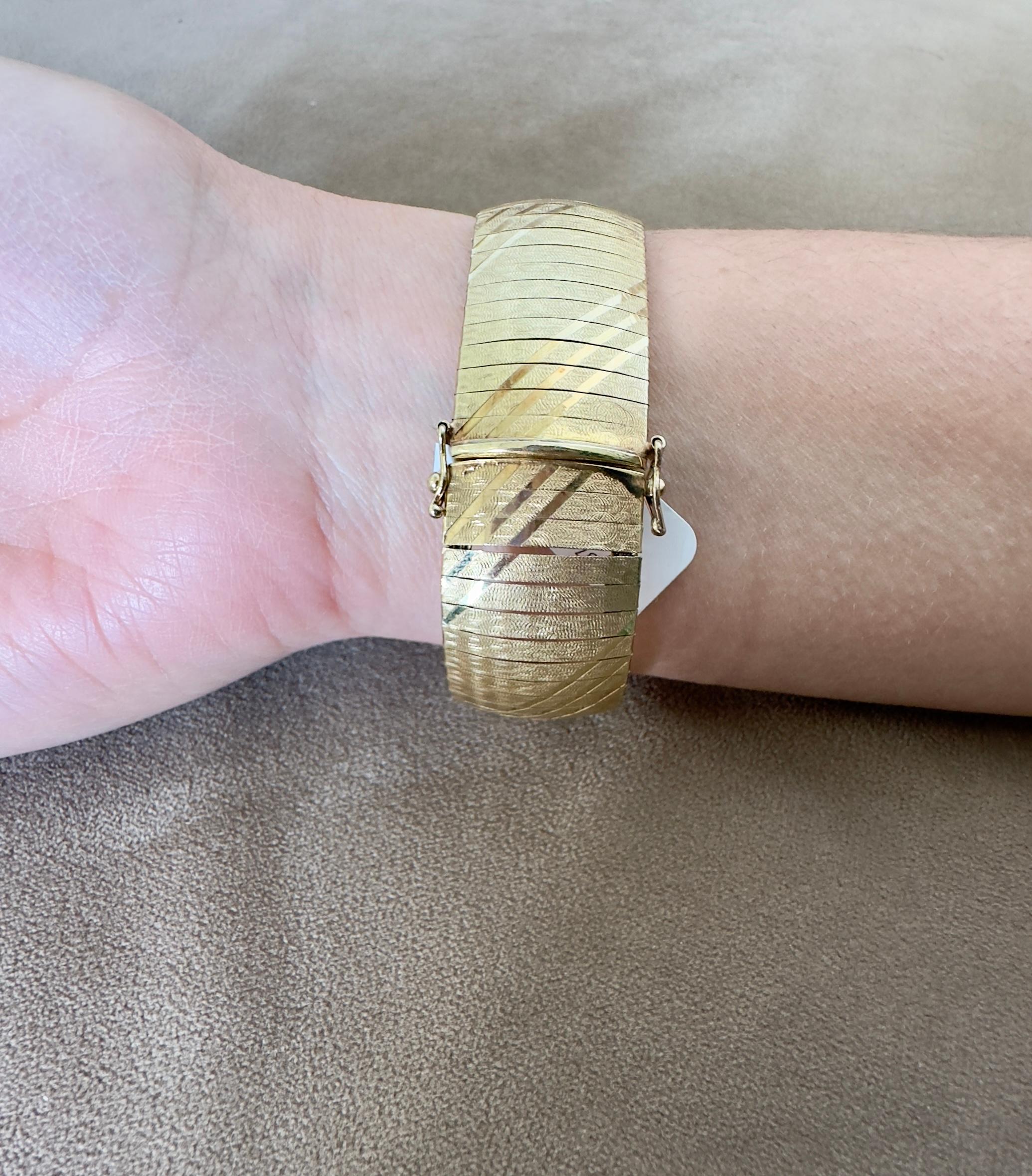 Flex-Armreif aus 14 Karat Gelbgold mit strukturiertem Flex-Armreif, 19.6 mm Omega Damen
