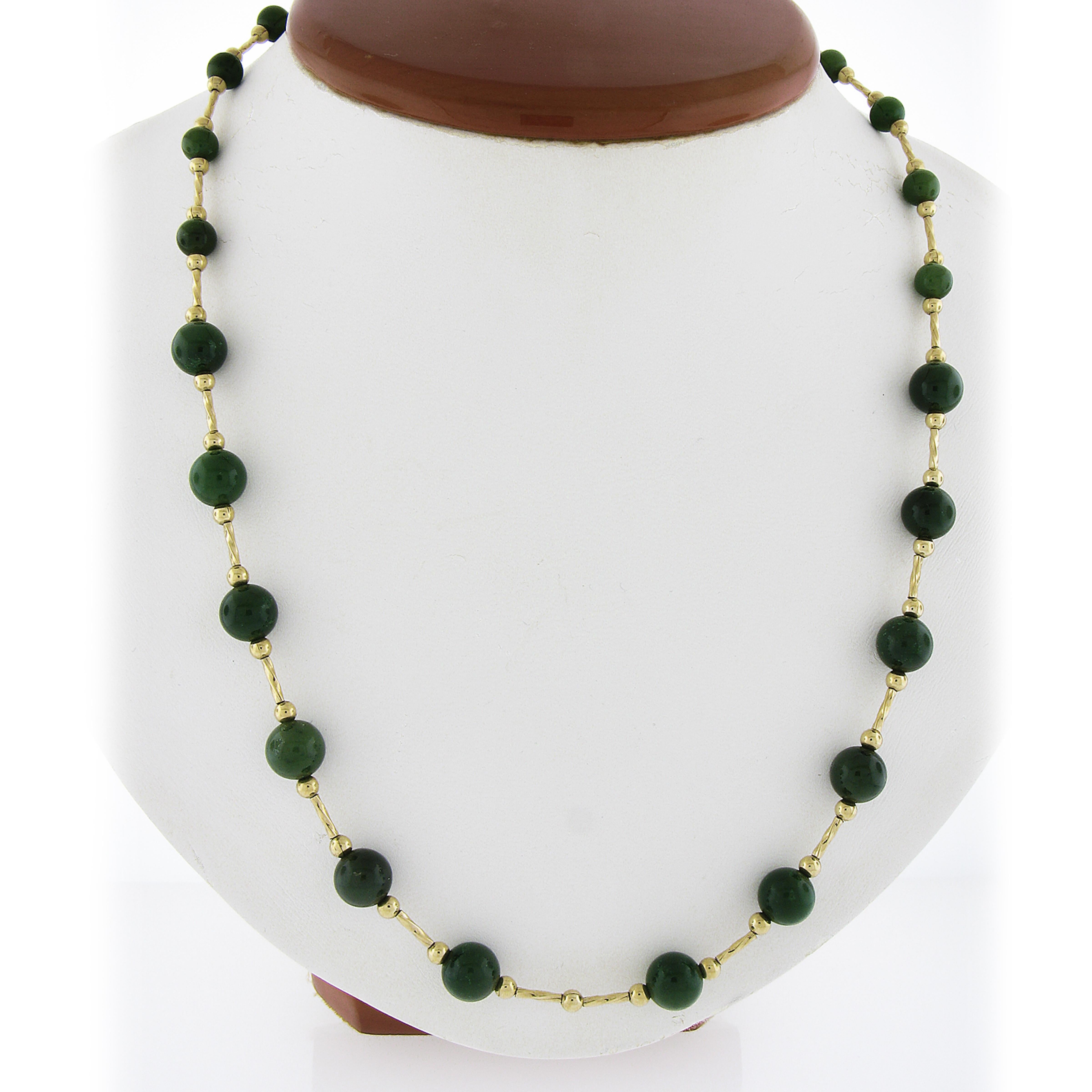 --Pierre(s)
(29) Jade véritable naturel - forme ronde - couleur vert olive à vert foncé - 3,9 mm à 8 mm (environ)

MATERIAL : Cordon avec fermoir et perles en or jaune 14k massif
Poids : 19 grammes
Longueur : 23