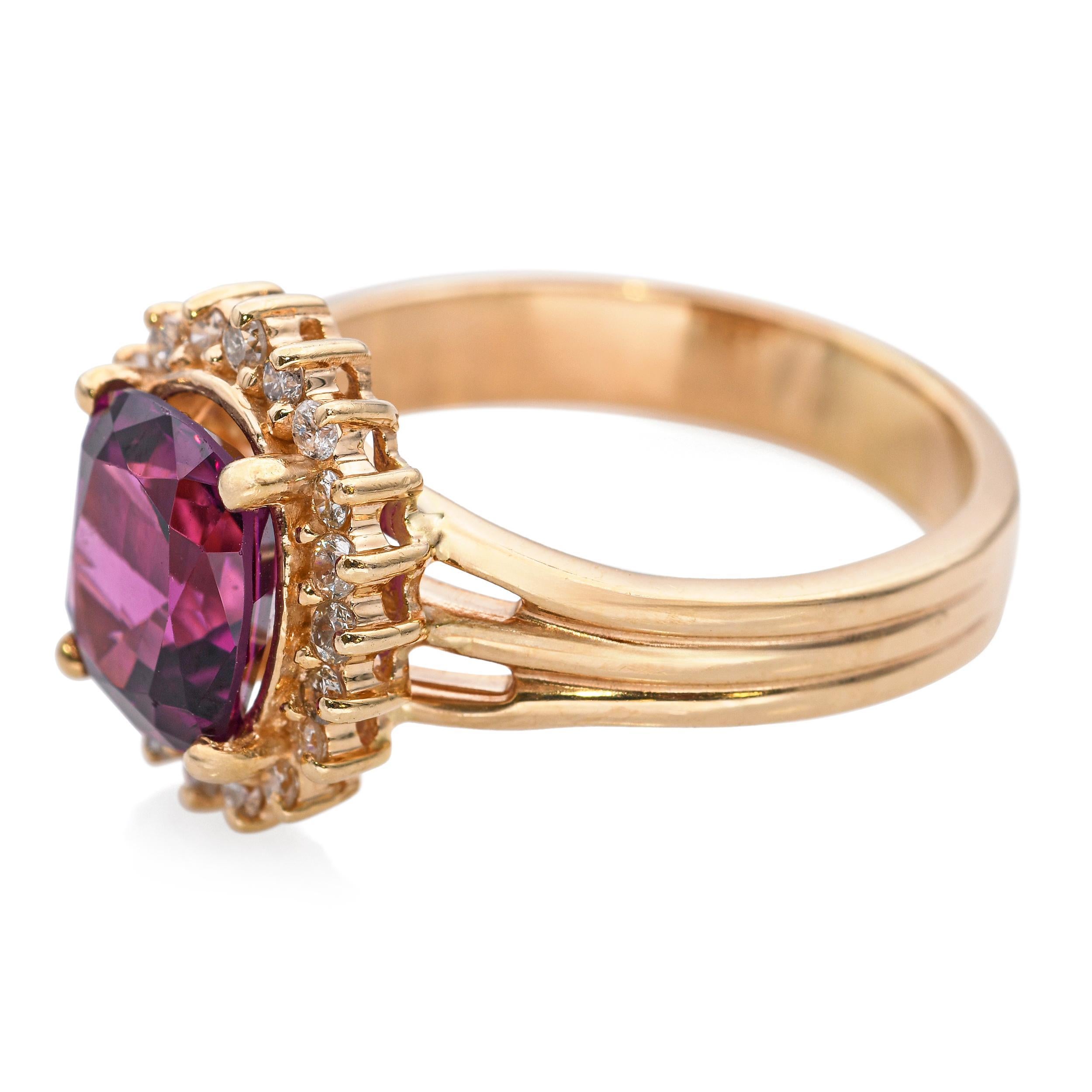 Anello vintage in oro giallo 14k con granato rodolite da 2,30 carati e diamanti a raggiera In condizioni buone in vendita a New York, NY
