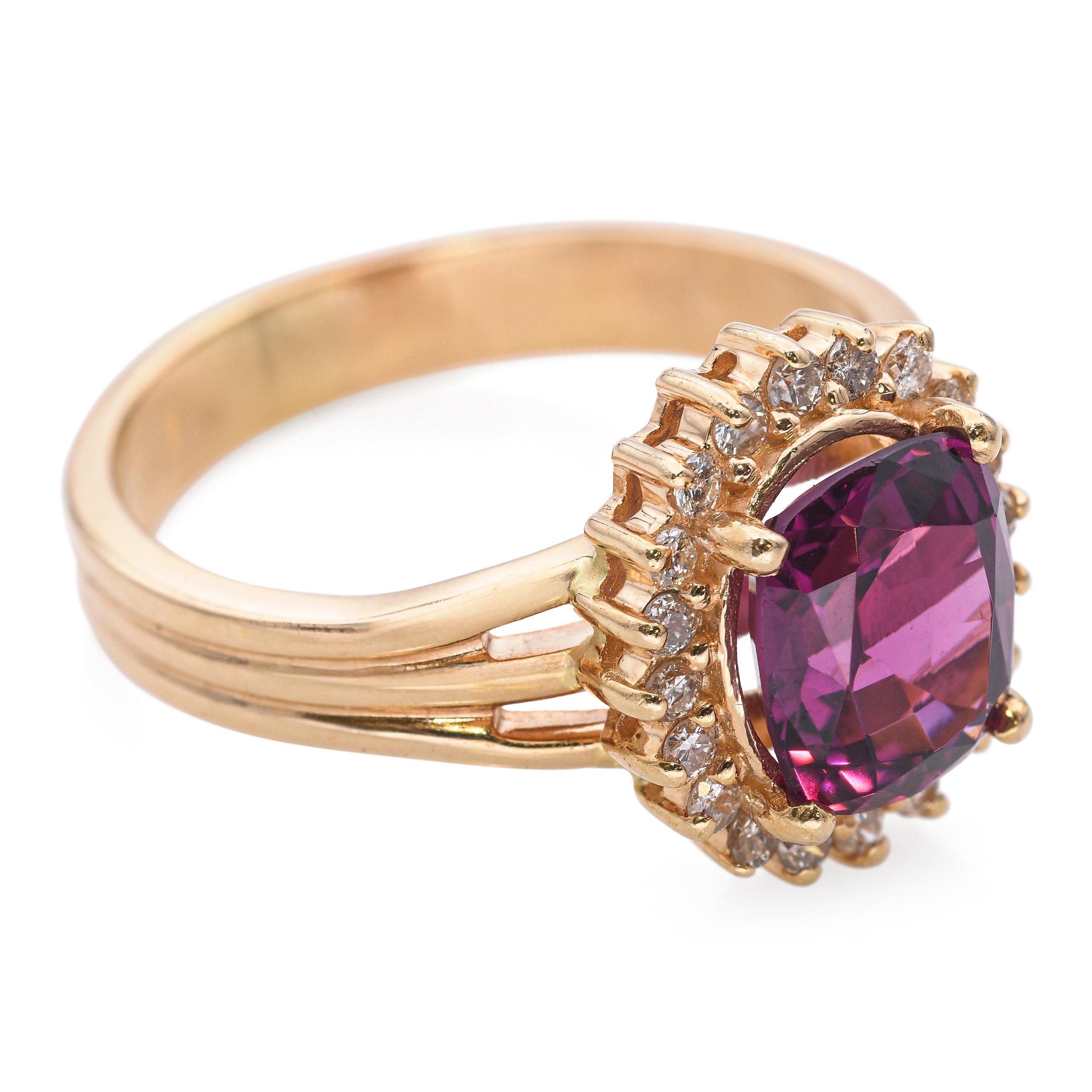 Anello vintage in oro giallo 14k con granato rodolite da 2,30 carati e diamanti a raggiera in vendita 1