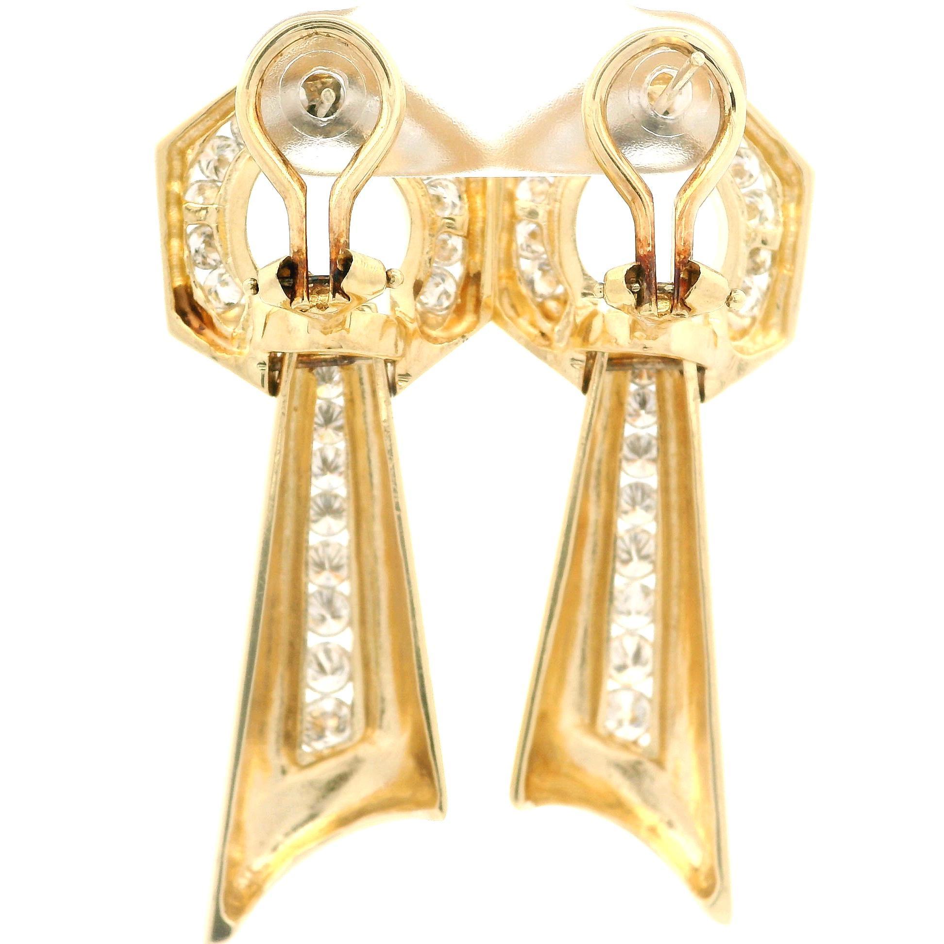 --Piedra(s):--
(40) Diamantes genuinos naturales - talla brillante redonda - engastados en canal - color G/H - VS2-SI2 con poca claridad I1
Peso total en quilates: 2,50 (aprox.)

Material: Oro amarillo macizo de 14 quilates
Peso del material: 16.45