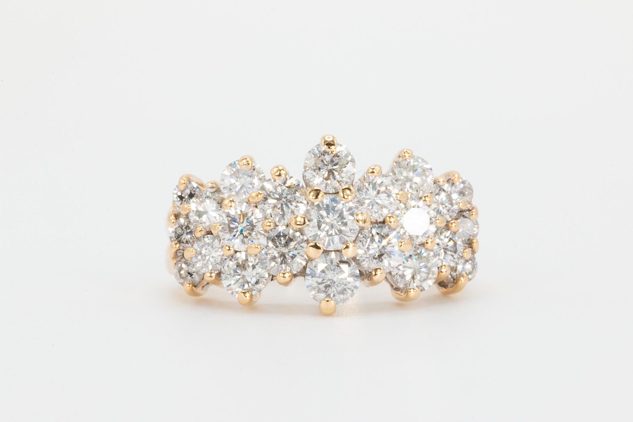 Vintage 14K Gelbgold 3 CTW Diamant Ring

Dieser zeitlose und solide Diamantring im Vintage-Stil ist fachmännisch aus 14 Karat Gelbgold gefertigt und wiegt großzügige 6,6 Gramm. Seine spitz zulaufende Silhouette - mit 6 mm an der breitesten Stelle