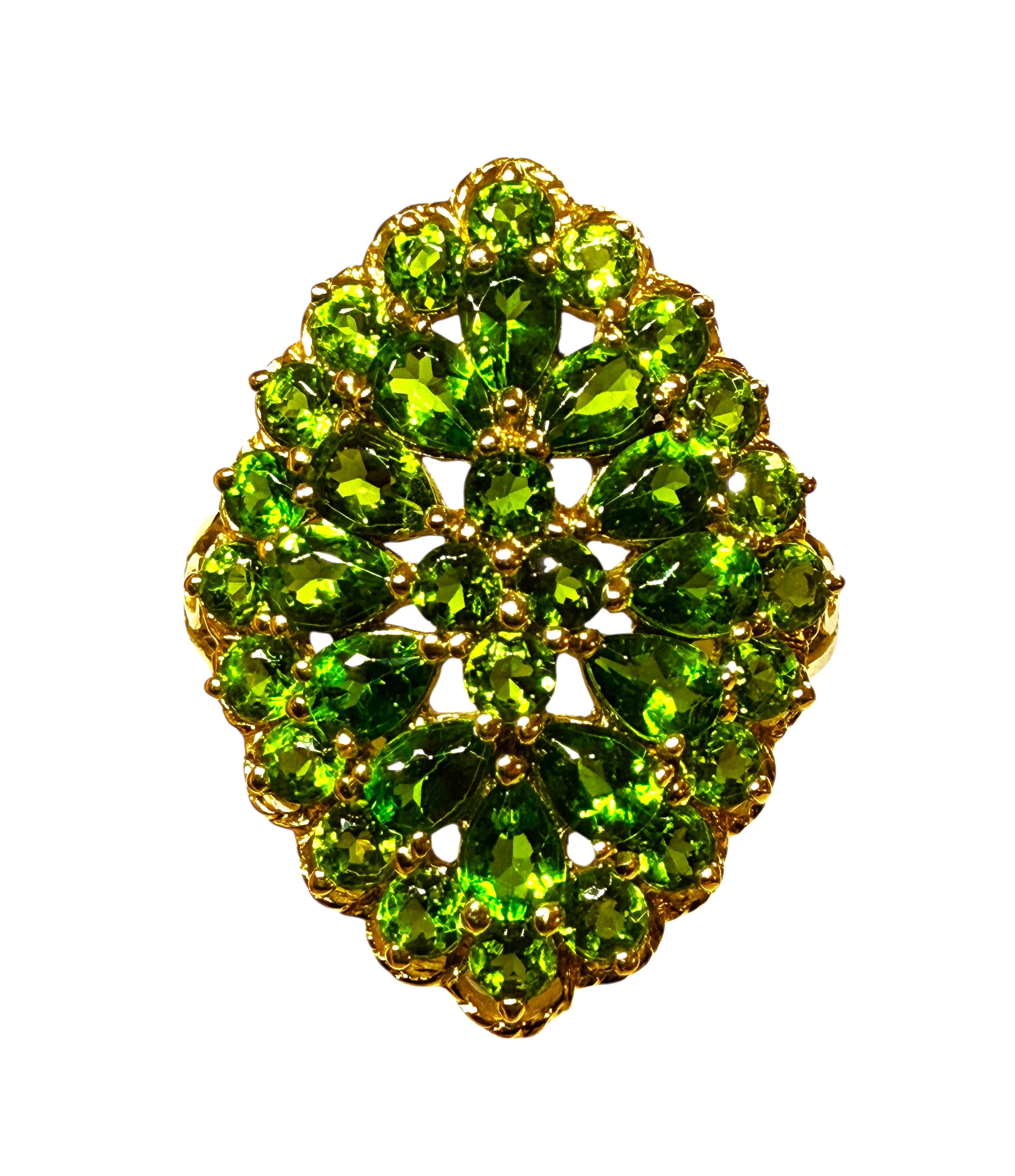 Che anello stupendo e unico!!!  Le pietre sono semplicemente brillanti.  È una taglia 7.  L'anello ha una forma a diamante.  Ha 24 pietre di crisoprasio da 2,5 mm con taglio a diamante e 12 pietre di crisoprasio da 3,5 x 3 mm a forma di pera.  Sono