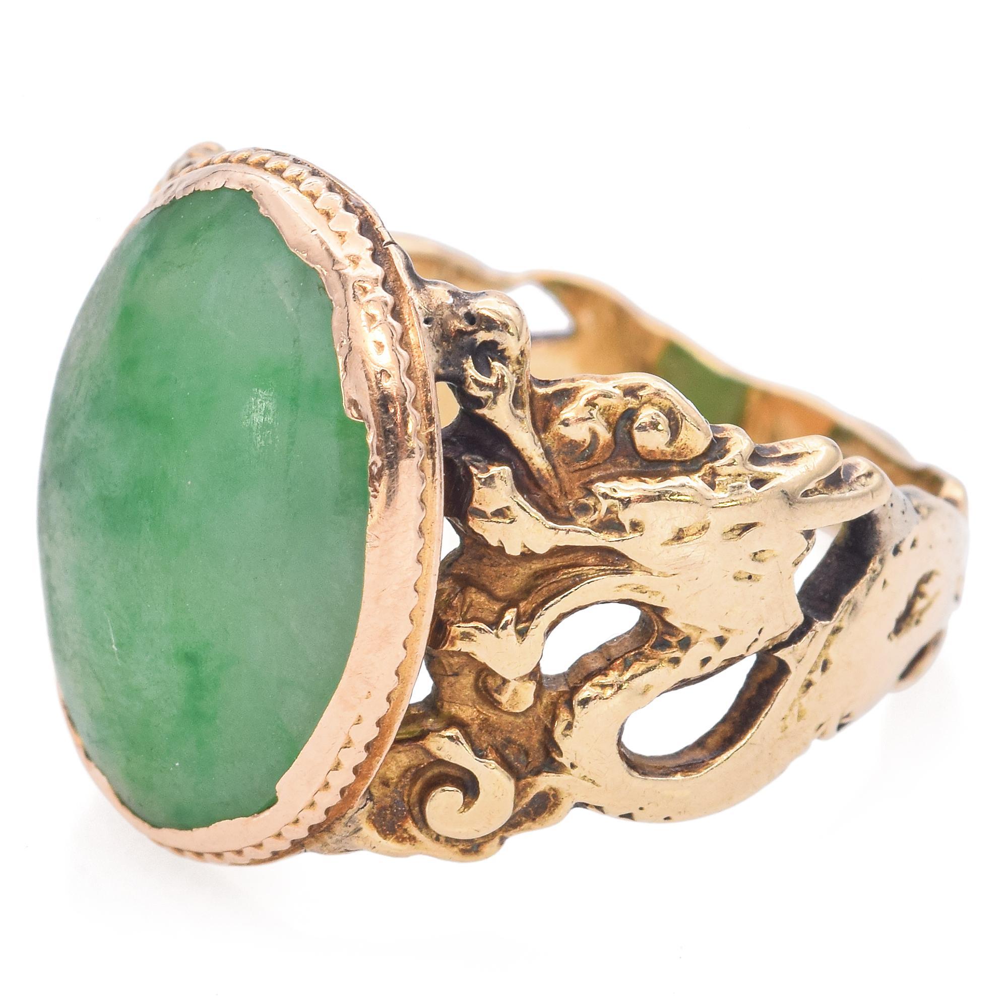 Vintage 14K Yellow Gold 3.7 Carats Green Cabochon Jade Band Ring Size 3.5 In Good Condition For Sale In New York, NY
