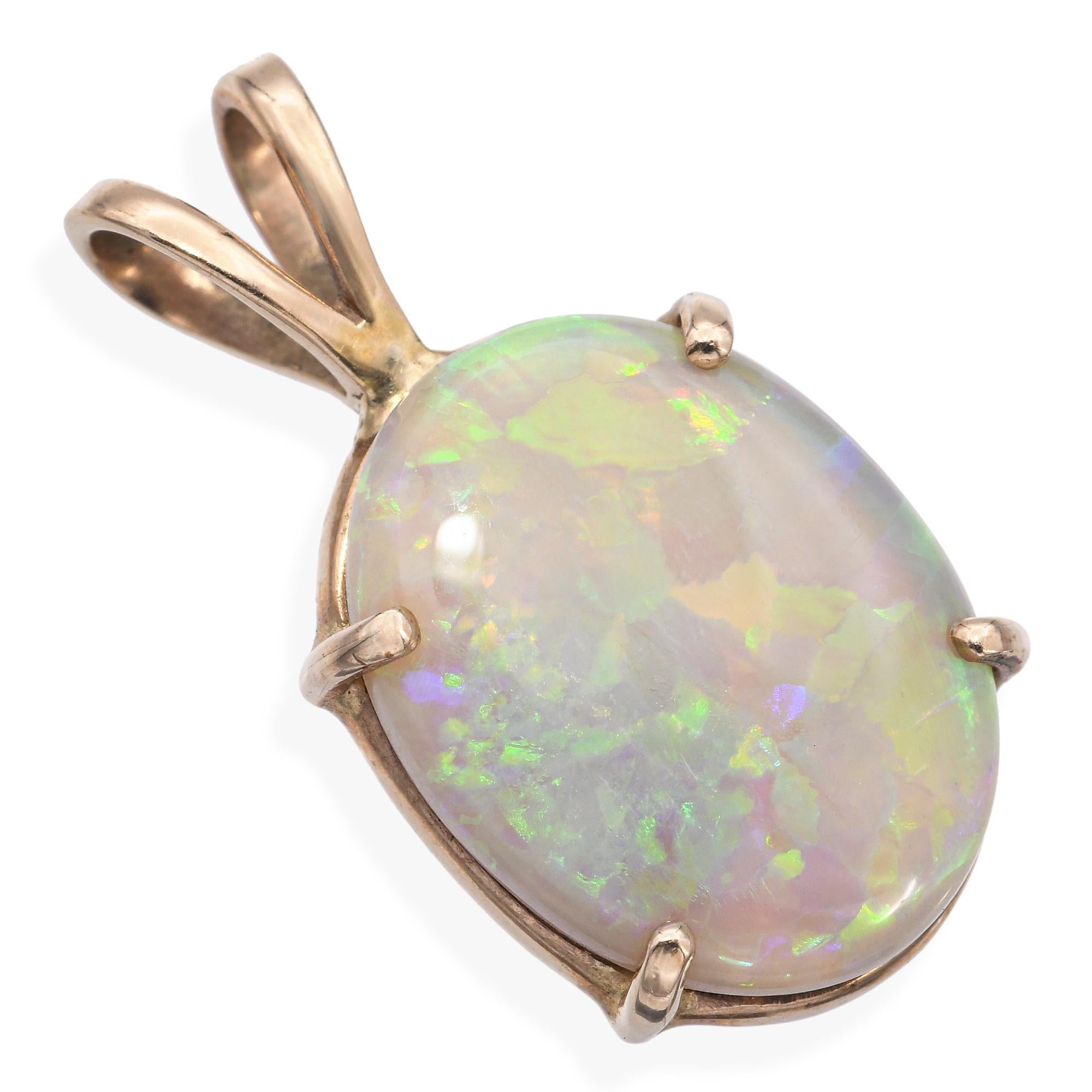 Este colgante vintage exhibe un cautivador ópalo australiano de 3,87 ct engastado en cálido oro amarillo de 14k. El ópalo muestra un tono semioscuro en el cuerpo con vibrantes destellos y patrones de lajas, revelando matices cambiantes de verde,