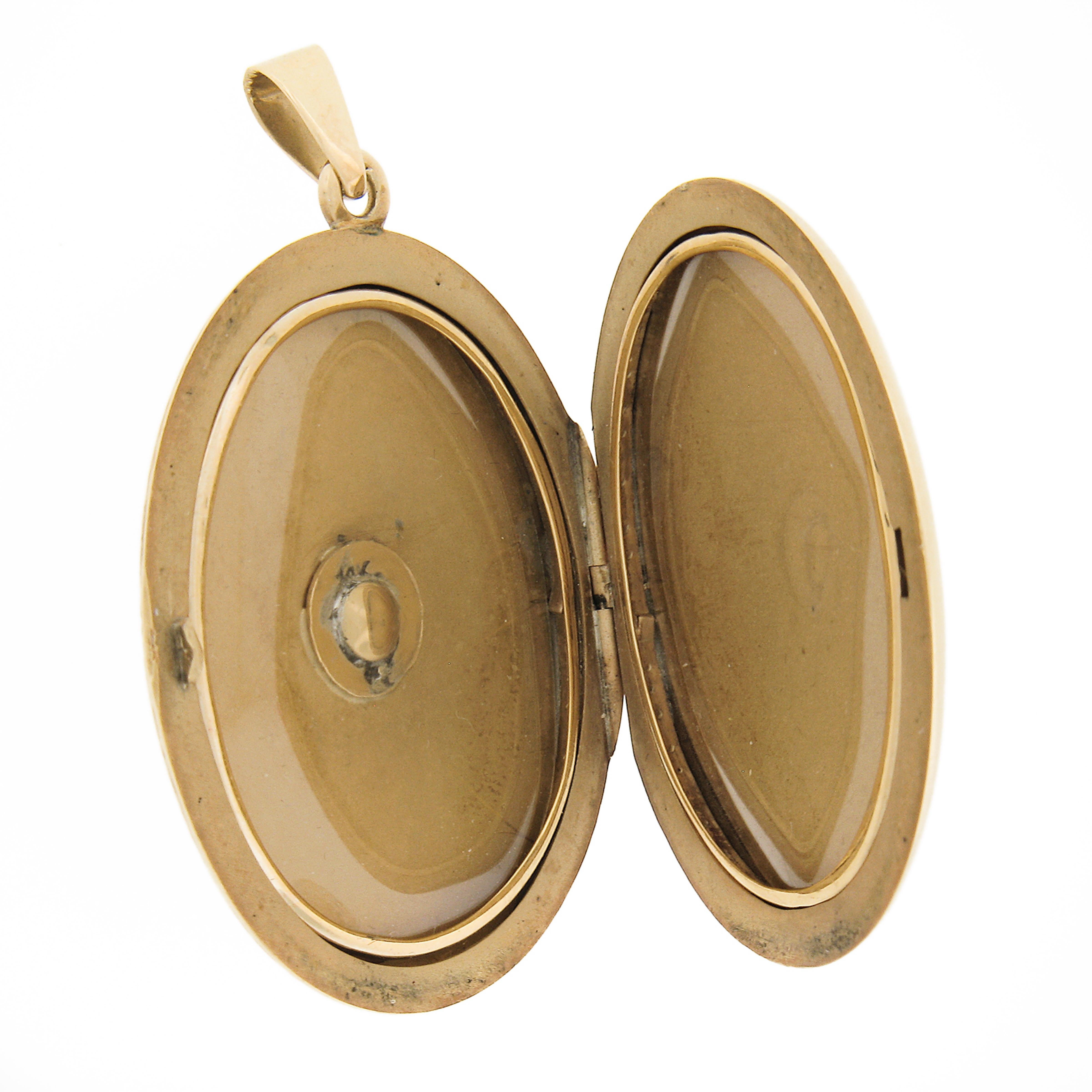Vintage 14k Yellow Gold 3.9mm Pearl Hand Engraved Oval Large Locket Pendant For Sale 1