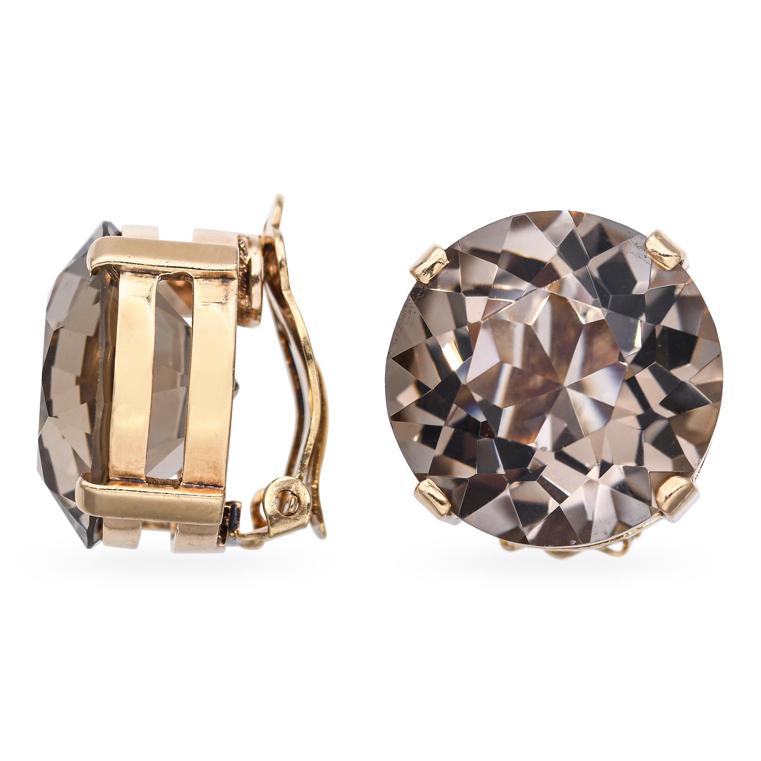 Atrevidos y elegantes, estos pendientes vintage están elaborados en cálido oro amarillo de 14k y lucen un impresionante total de 45,6 quilates de cuarzo ahumado. Cada gema facetada de gran tamaño está bellamente engastada para captar la luz y