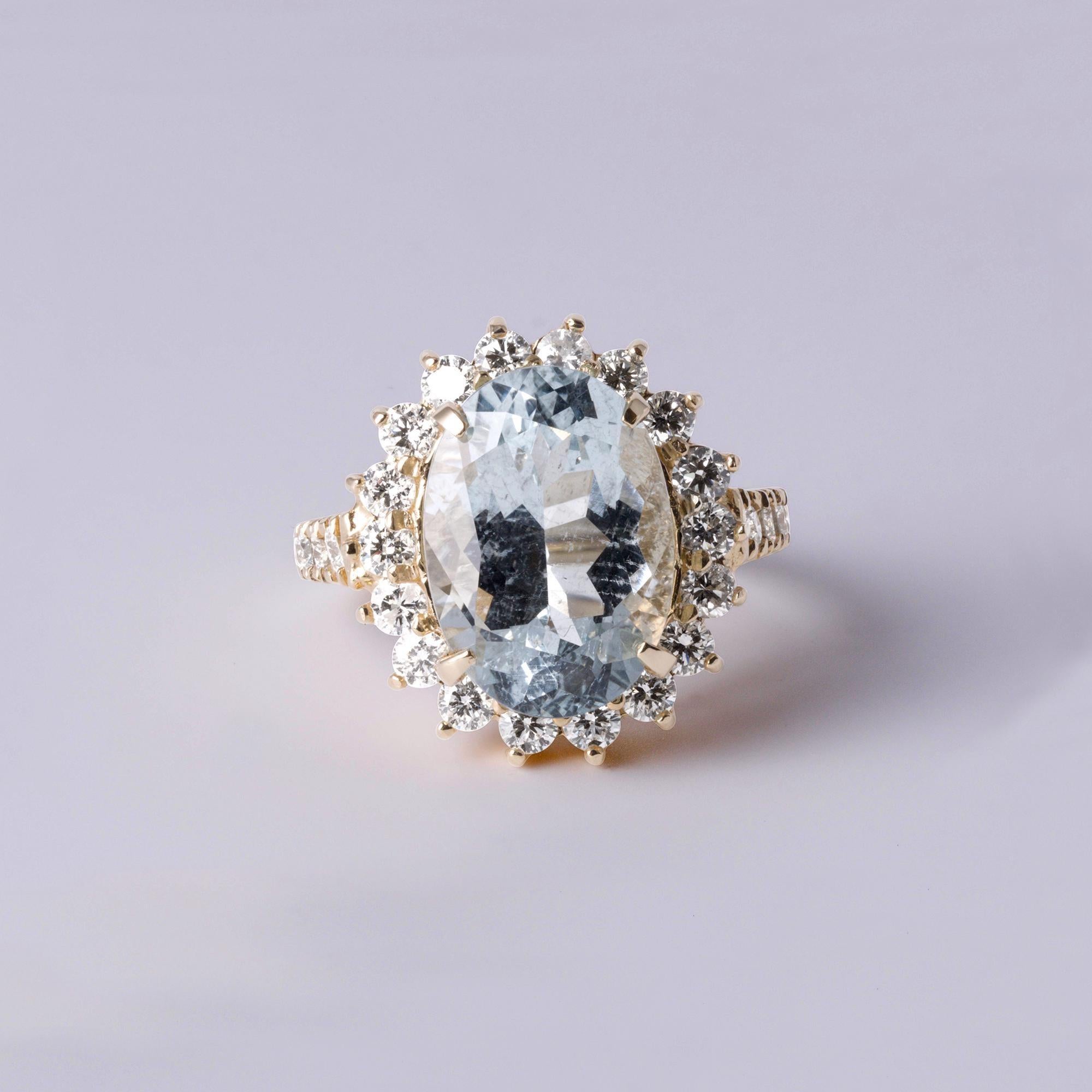 Der ovale 5,27-Karat-Aquamarin ist außergewöhnlich hell und rein und wird von einem Halo aus exquisiten weißen Diamanten eingerahmt, der sich bis zur Hälfte des Bandes erstreckt und für zusätzliche Brillanz sorgt.

Einzelheiten:
Aquamarin: 14 x 10