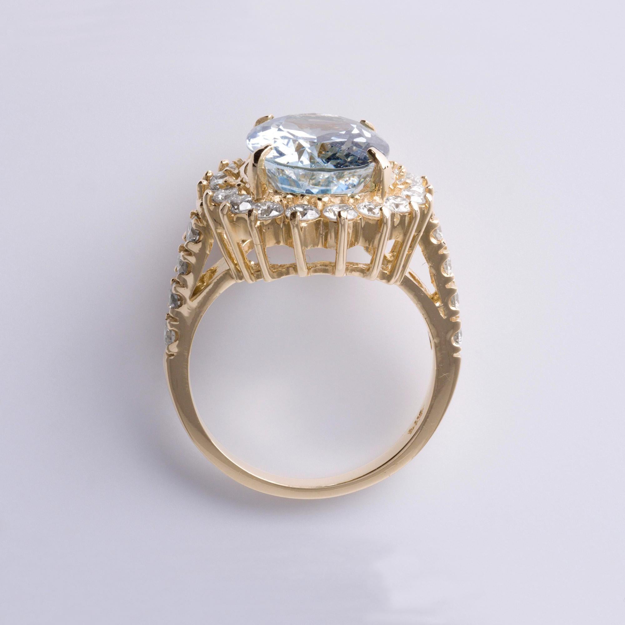 Vintage 14K Gelbgold 5,27 Karat Oval Aquamarin & Diamant Halo Ring (Moderne) im Angebot