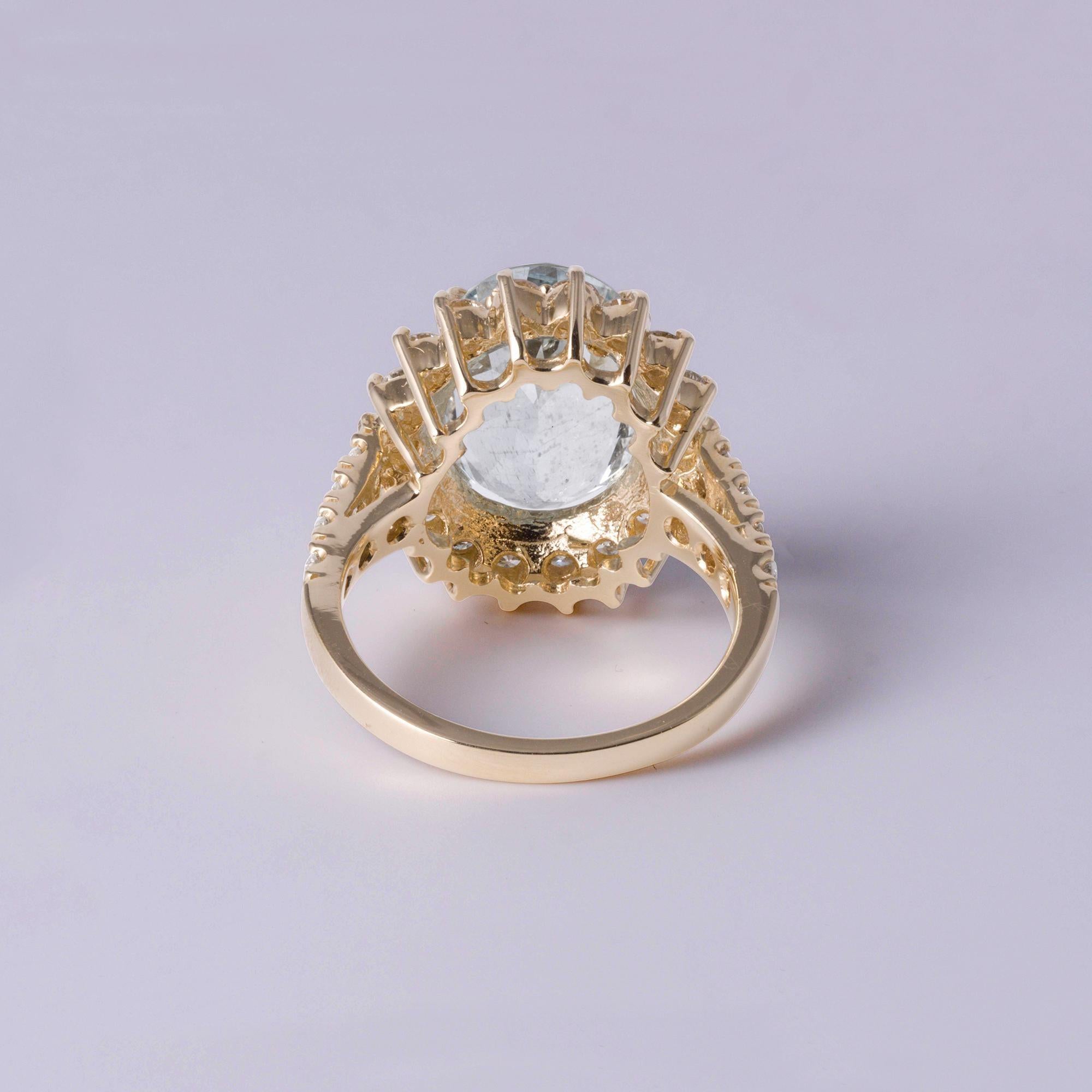 Vintage 14K Gelbgold 5,27 Karat Oval Aquamarin & Diamant Halo Ring (Ovalschliff) im Angebot