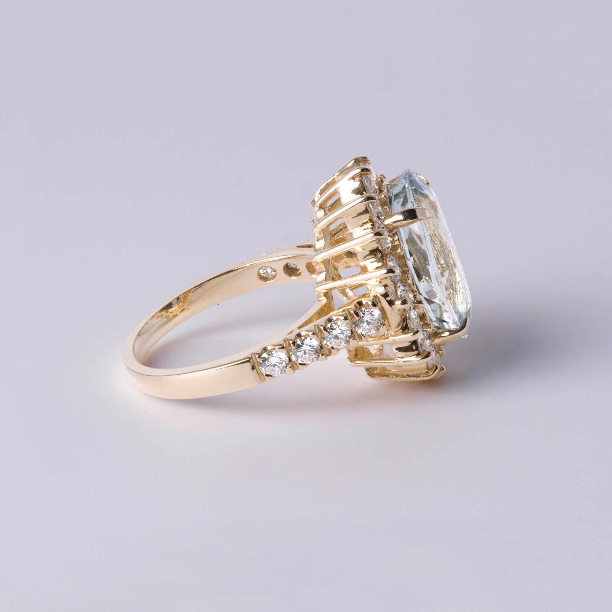 Vintage 14K Gelbgold 5,27 Karat Oval Aquamarin & Diamant Halo Ring im Zustand „Gut“ im Angebot in Los Angeles, CA