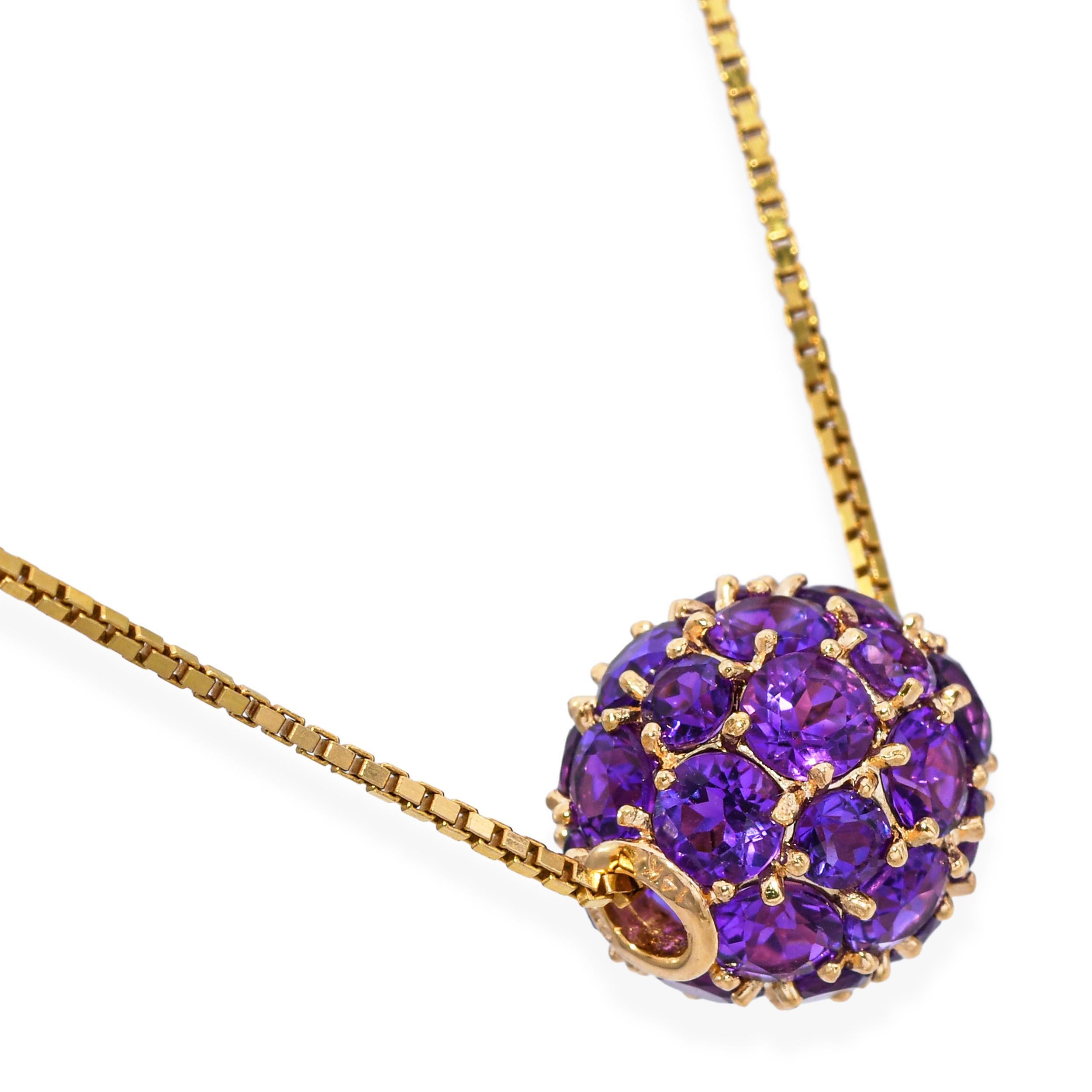 Questa collana vintage con pendente a scorrimento in oro giallo 14k presenta una straordinaria ametista da 6,01 carati incastonata in una sfera, che emana un colore vibrante e un fascino classico. Il ciondolo scivola con grazia lungo la catena d'oro