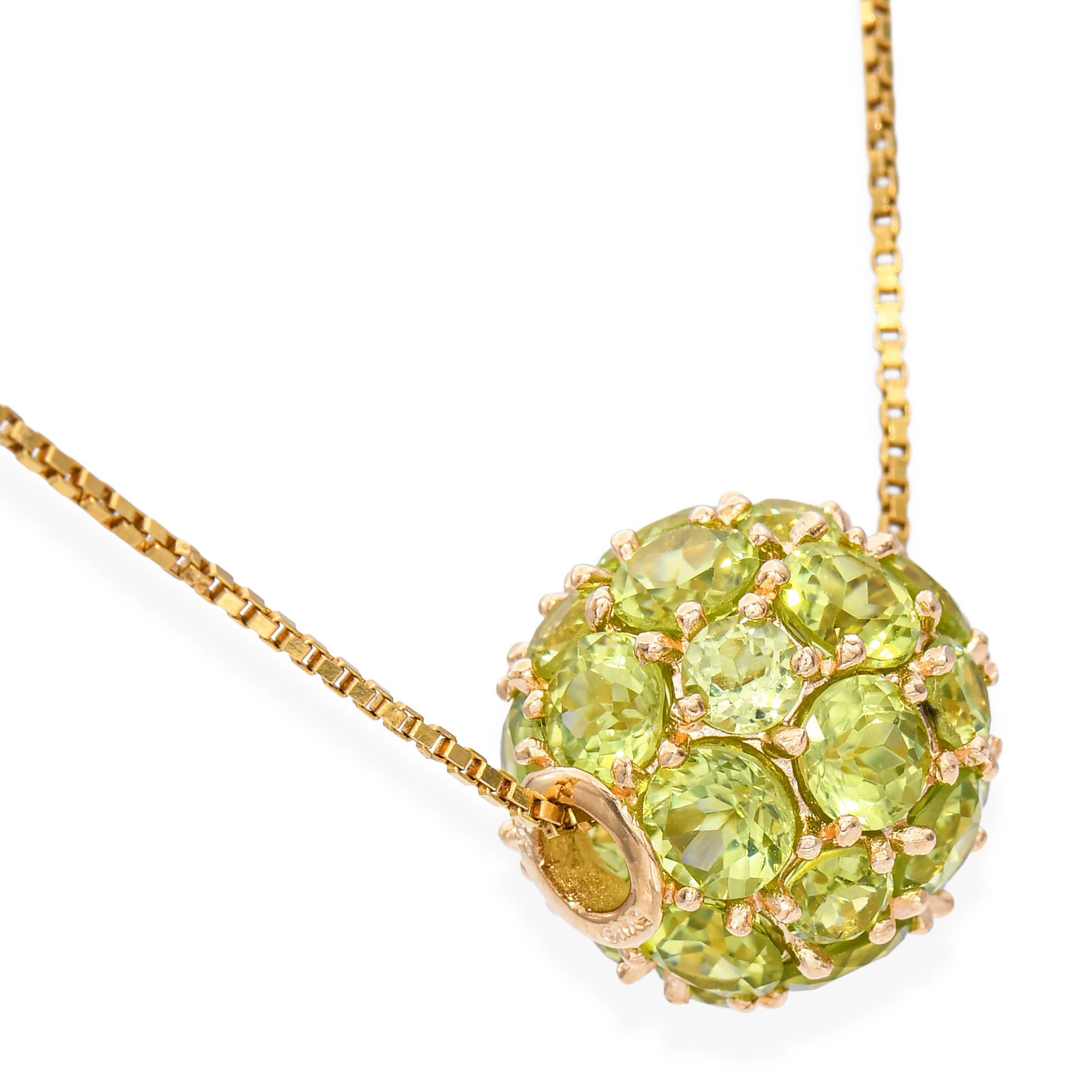 Questa collana vintage con pendente a scorrimento in oro giallo 14k è caratterizzata da un Peridoto di 6,01ct incastonato in una sfera, che emana un colore vibrante e un fascino classico. Il ciondolo scivola con grazia lungo la catena d'oro
