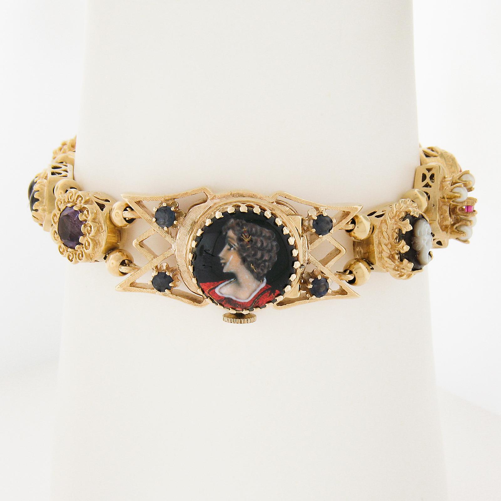 Diese wunderschöne Vintage-Stück ist in massivem Gelbgold gefertigt und verfügt über eine wunderbare Folie Charme Armband Design mit einer versteckten Uhr als die Mitte Link. Die Charms sind mit handgeschnitzten Kameen und zahlreichen natürlichen