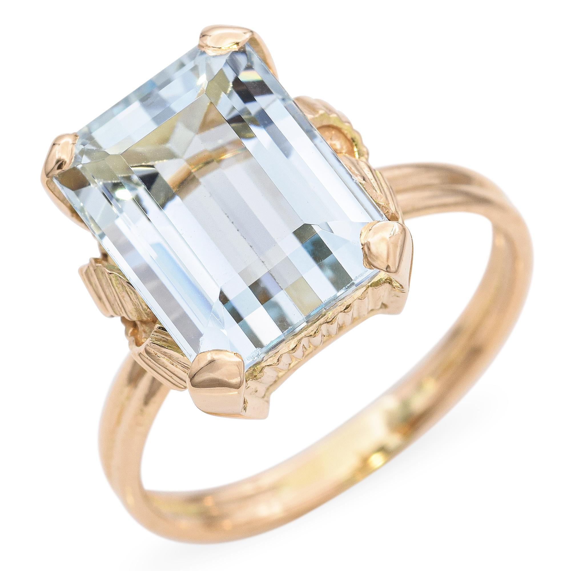 Cette bague vintage présente une superbe aigue-marine de 6,6 carats sertie dans de l'or jaune 14 carats. La teinte bleue aquatique et vibrante de la pierre précieuse est magnifiquement mise en valeur par son sertissage classique. Elégante et
