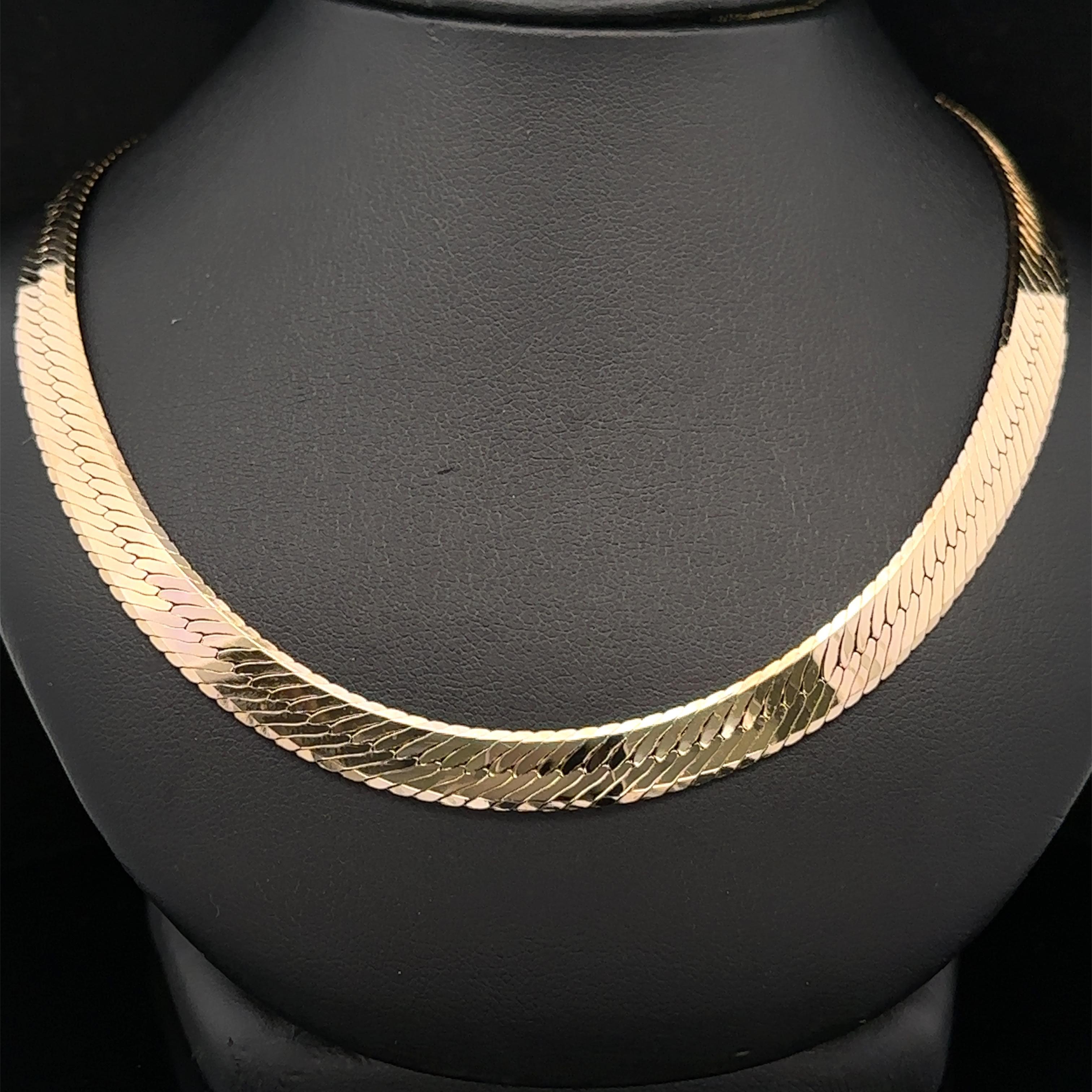 Vintage 14k Yellow Gold 7.19mm Wide Flat Herringbone Chain Chocker Necklace In Good Condition In Montclair, NJ