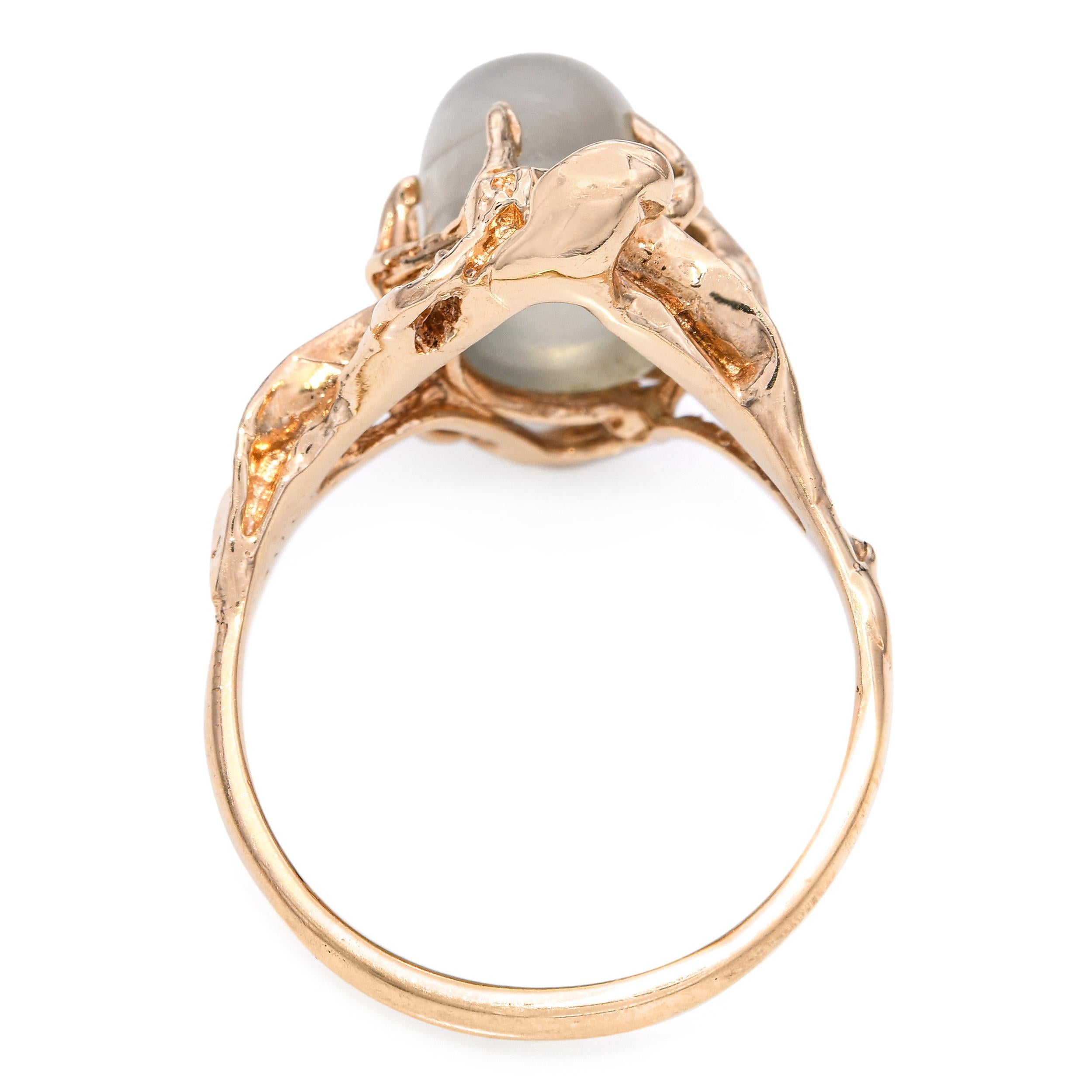 Vintage 14k Yellow Gold 7.96ct Moonstone Vine Motif Statement Ring In Good Condition For Sale In New York, NY
