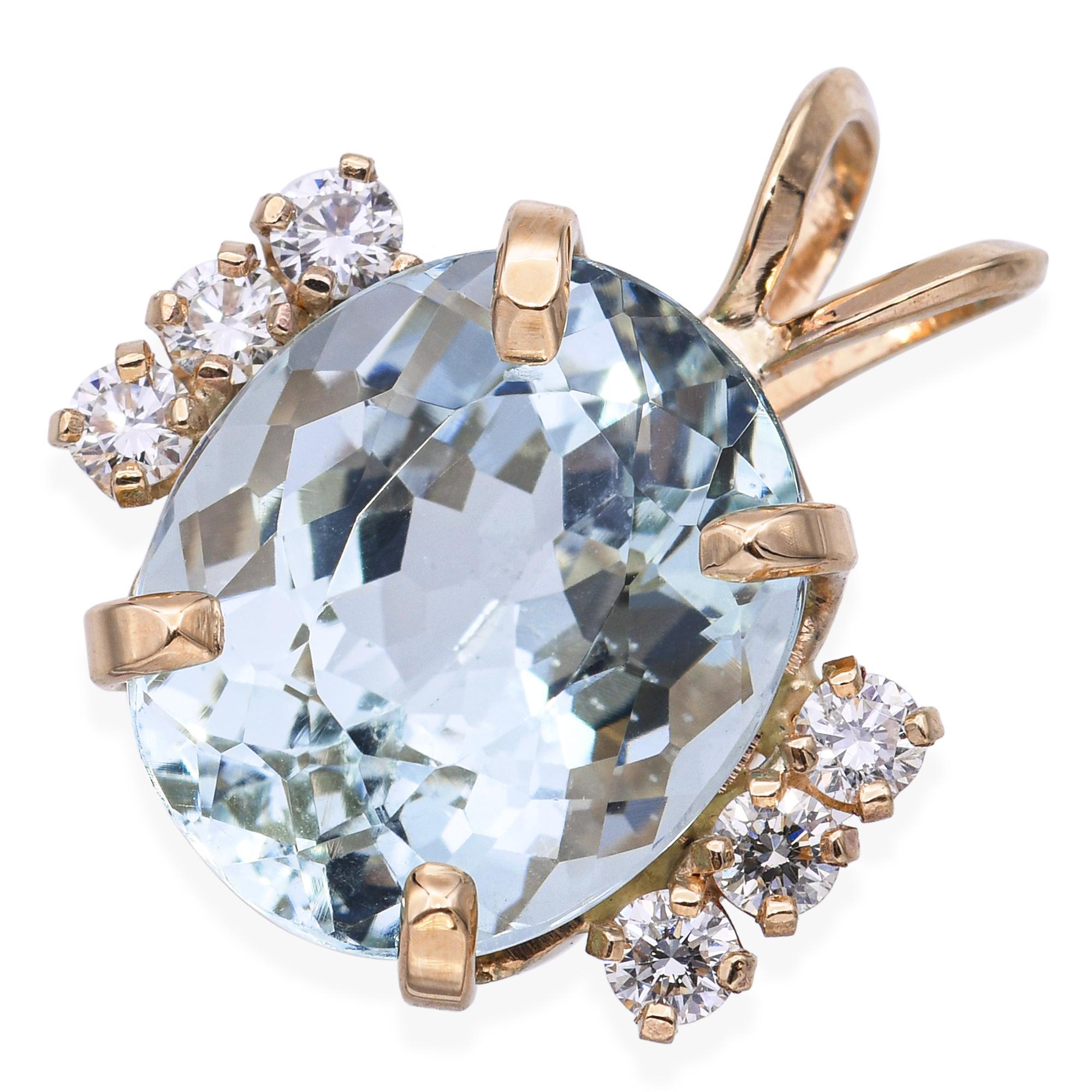 Questo splendido ciondolo vintage mette in mostra un'affascinante acquamarina da 7,9 carati, apprezzata per la sua limpidezza blu ghiaccio e l'elegante sfaccettatura. Incastonata nell'oro giallo 14 carati, l'acquamarina è impreziosita da circa 0,36