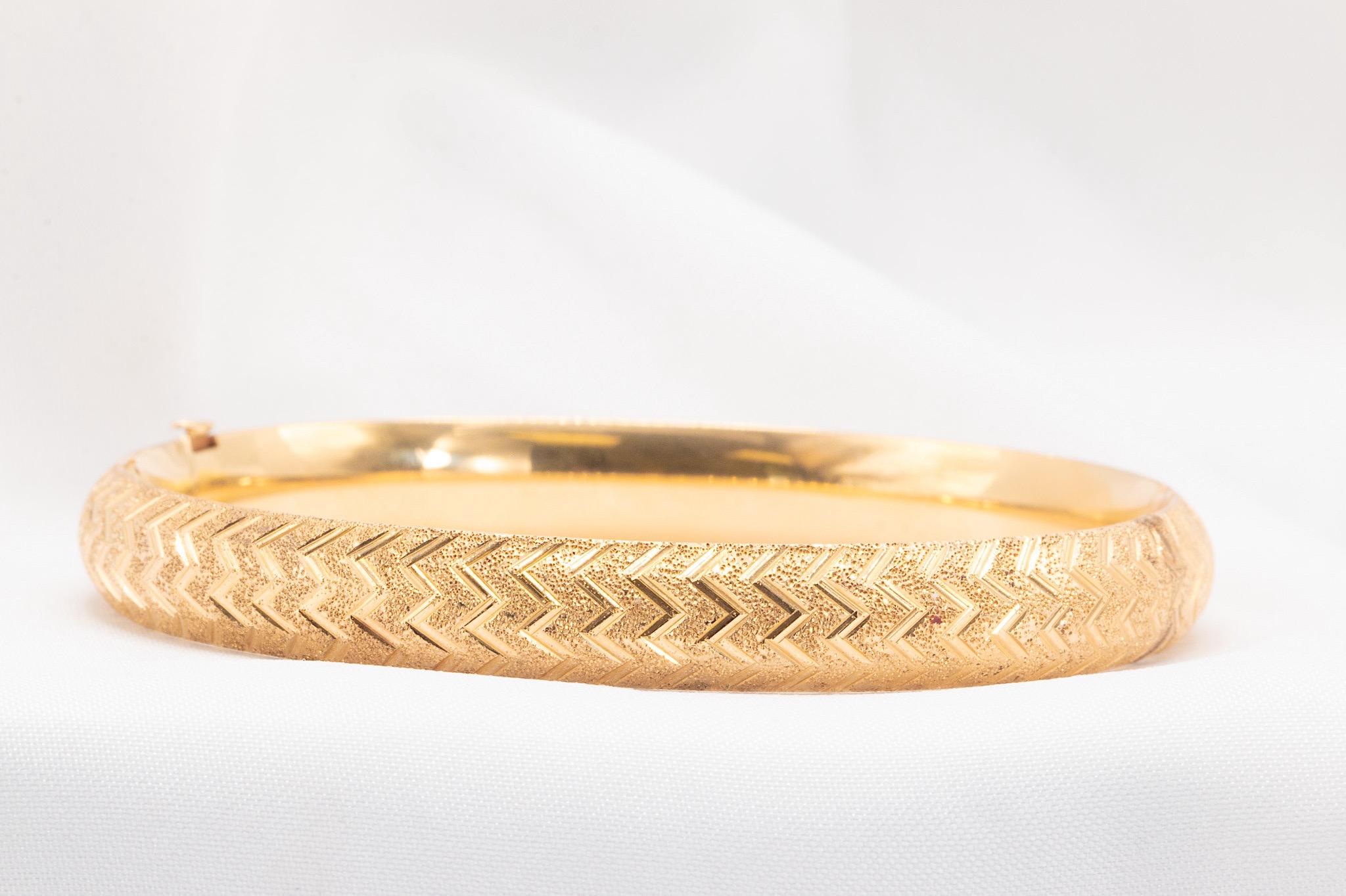 Bracelet vintage des années 1980 en or jaune 14K texturé  

Cet élégant bracelet vintage des années 1980 est fabriqué en or jaune 14 carats et présente un magnifique motif texturé complexe.  

Détails :  
- Poids : 11,6 grammes  
- Largeur : 8,2 mm 