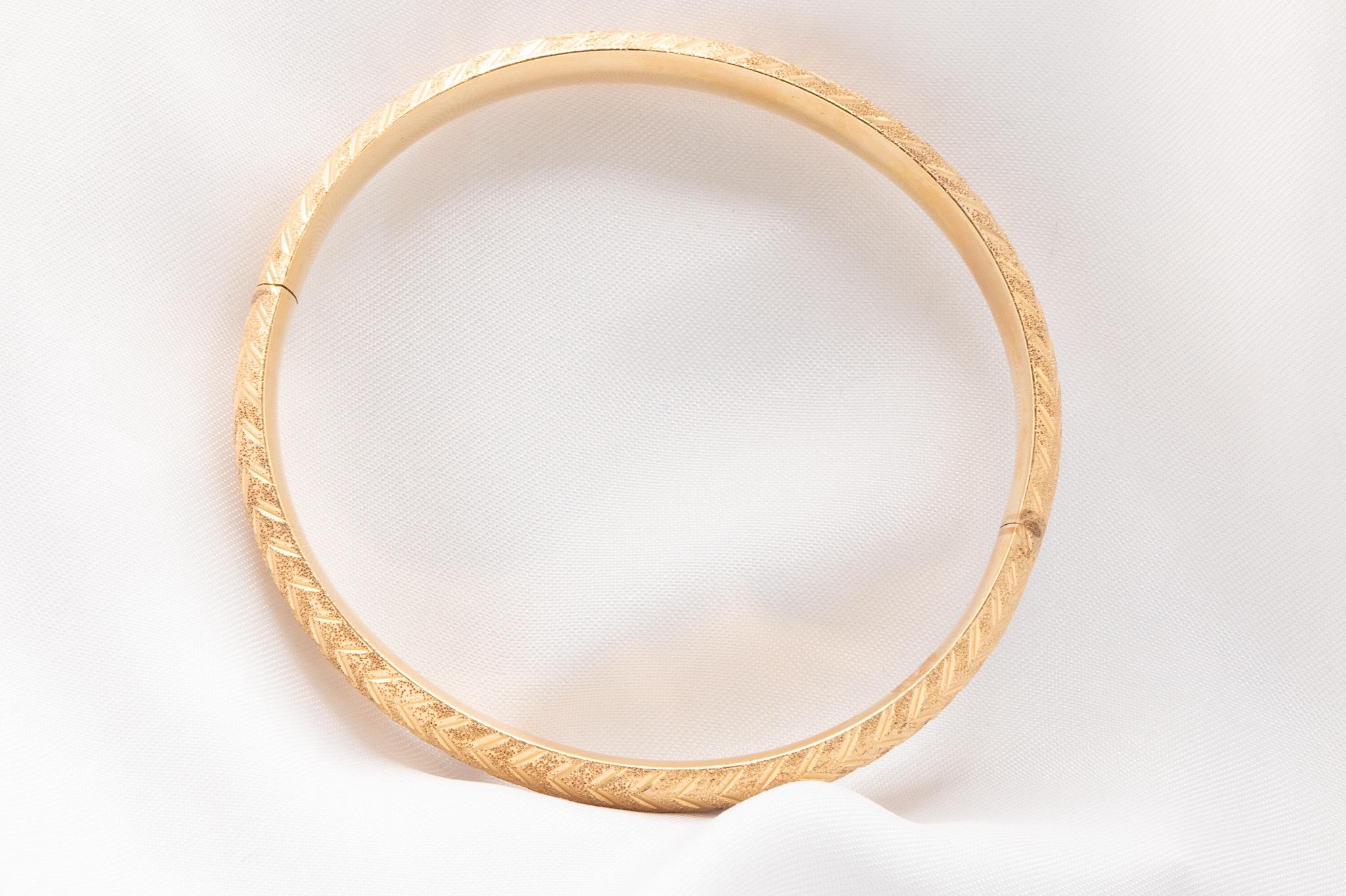 Bracelet jonc texturé vintage en or jaune 14 carats, 8,2 mm Bon état - En vente à Houston, TX