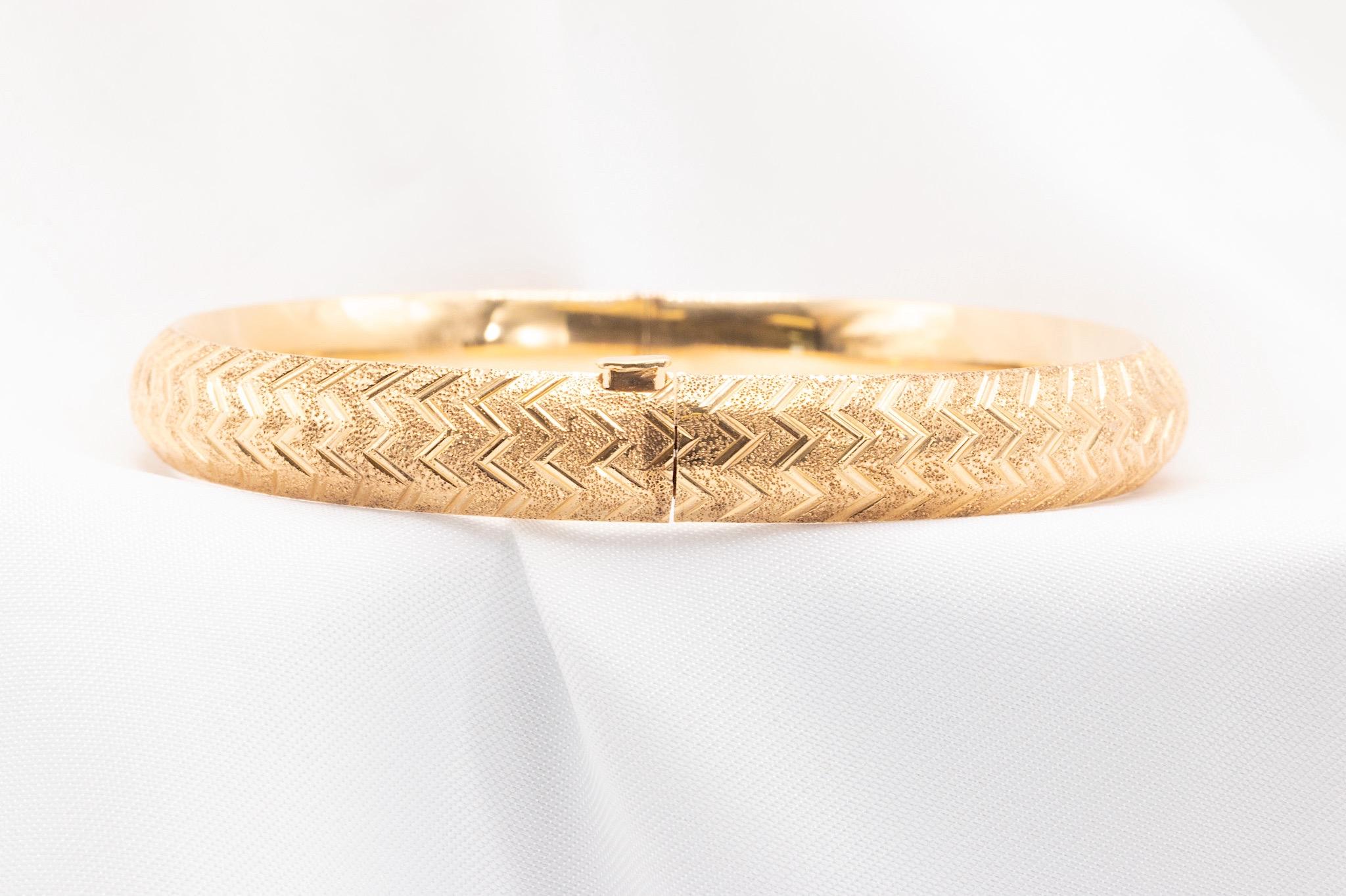 Bracelet jonc texturé vintage en or jaune 14 carats, 8,2 mm Unisexe en vente