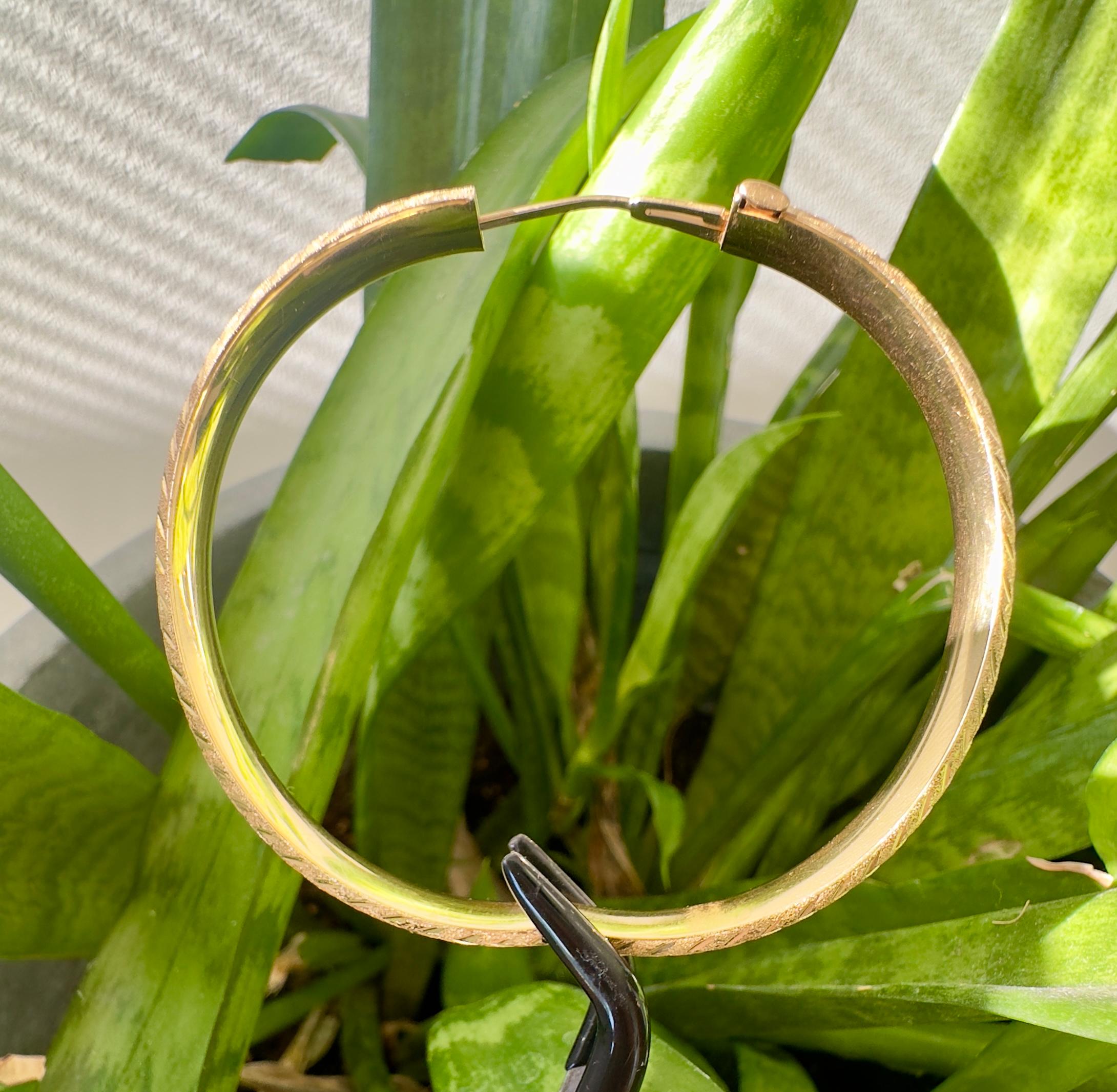 Bracelet jonc texturé vintage en or jaune 14 carats, 8,2 mm en vente 1