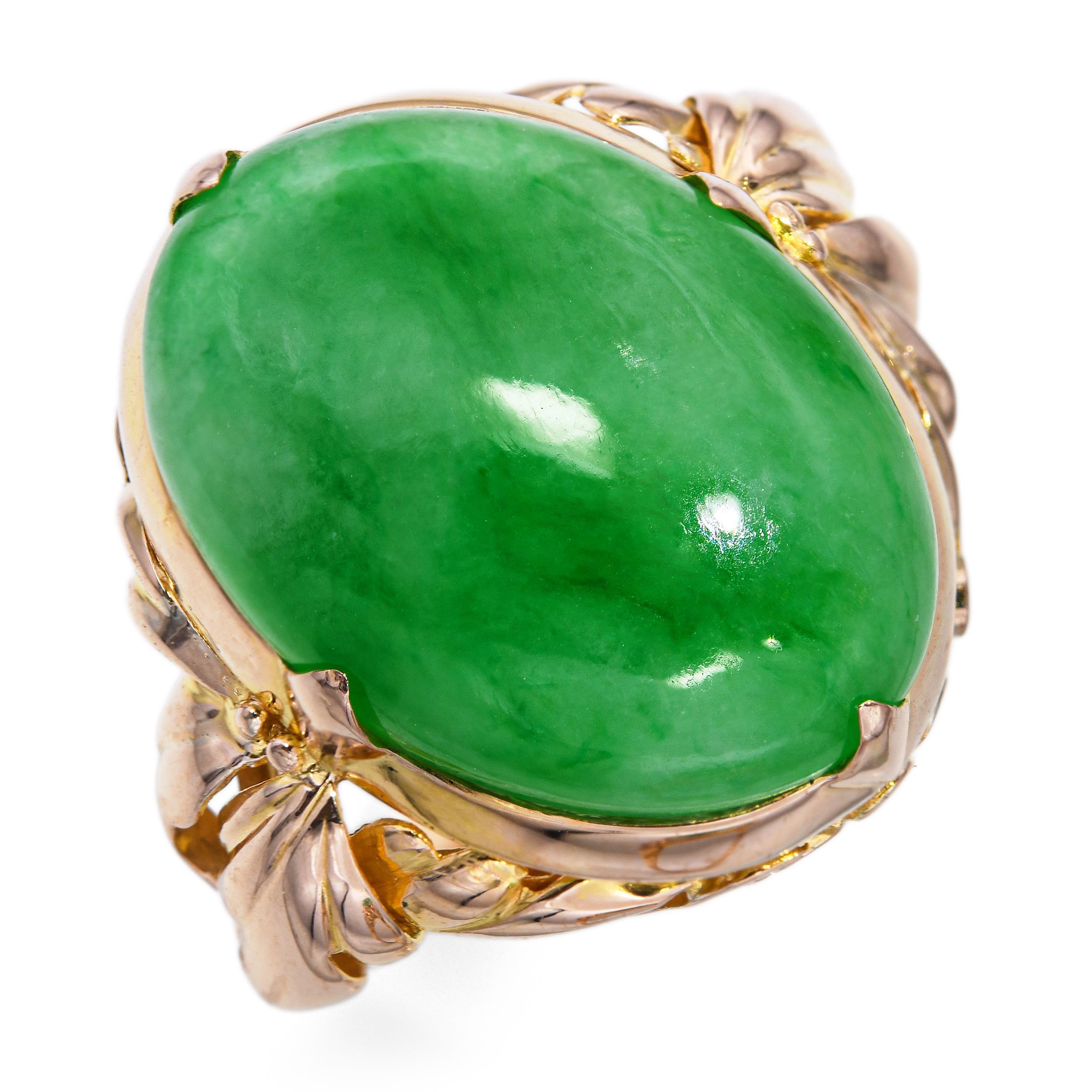 Questo anello di giada vintage presenta un cabochon di giada liscia e riccamente colorata da 8,45 carati incastonato in caldo oro giallo 14k. La pietra mostra una bellissima traslucenza e una tonalità verde uniforme e rilassante che risalta con