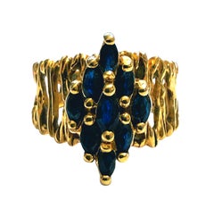 Anillo de estilo brutalista y modernista de oro amarillo de 14k con un zafiro de 0,90 quilates