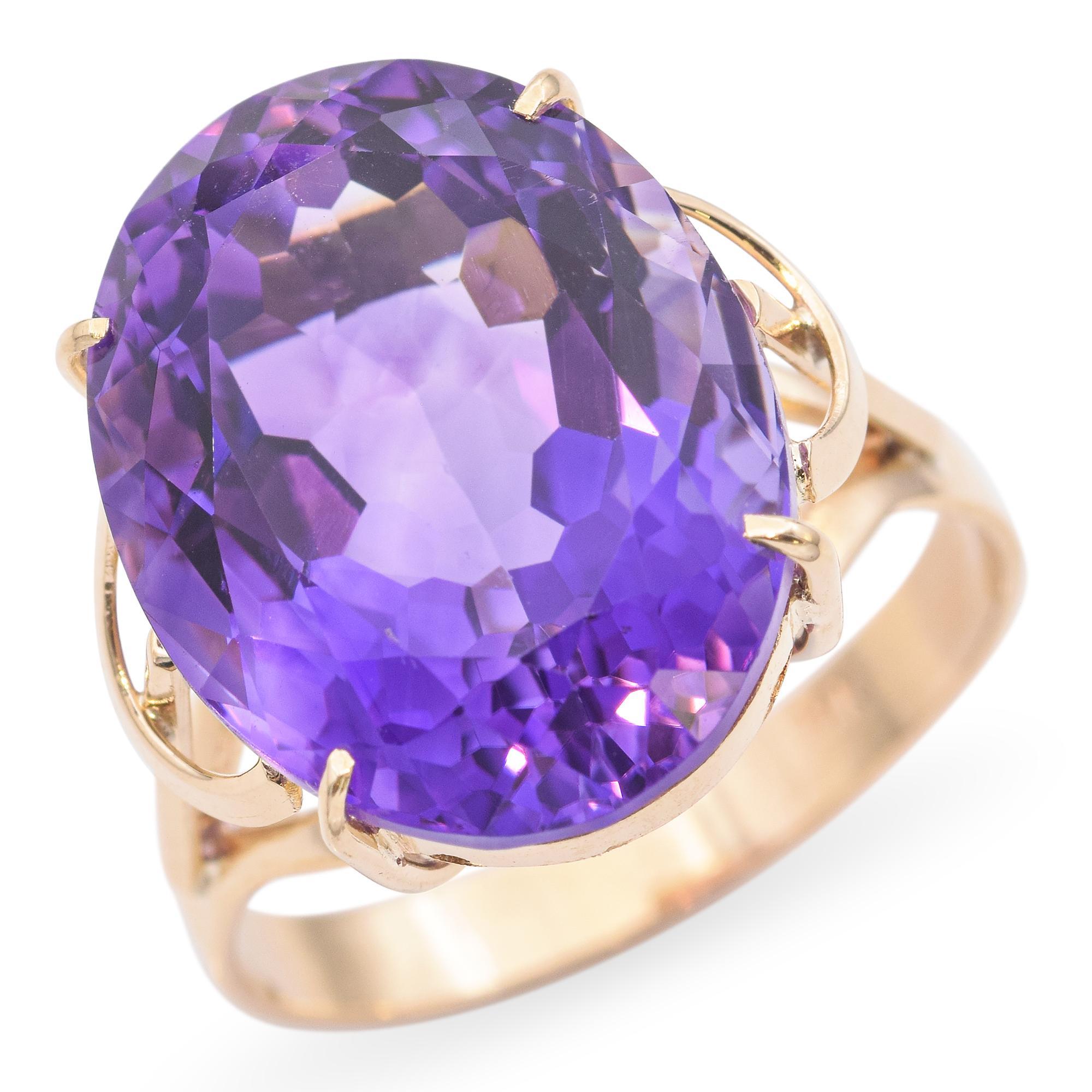 Cette bague de cocktail vintage en or jaune 14k est ornée d'une améthyste facettée vibrante qui attire l'attention. La riche pierre violette est magnifiquement complétée par l'éclat chaud de la monture en or. Audacieuse, élégante et pleine de charme