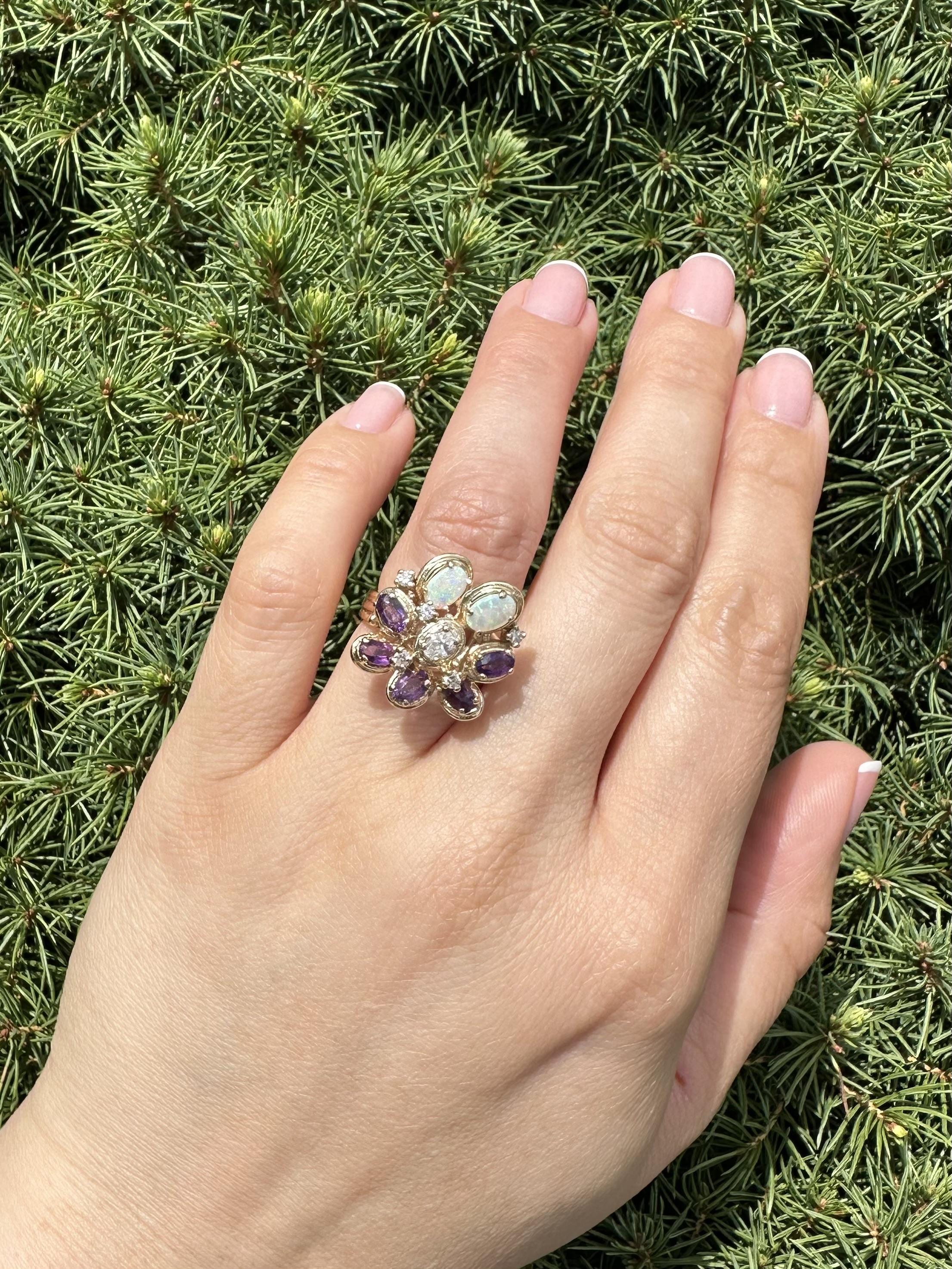 Vintage 14k Gelbgold Amethyst Opal Diamant Blume Cluster Cocktail Ring im Zustand „Gut“ im Angebot in Montclair, NJ