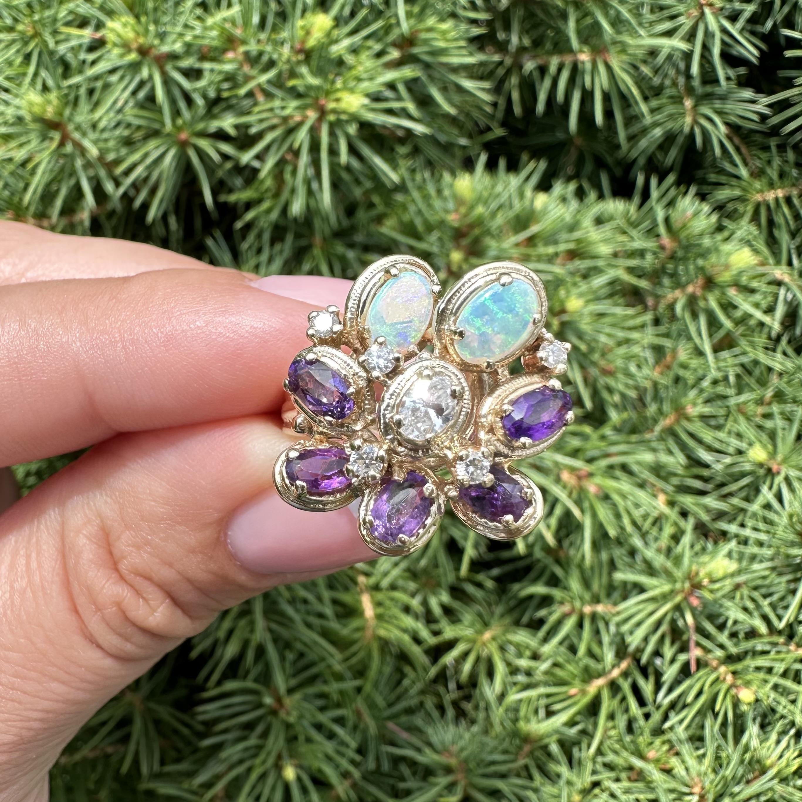 Vintage 14k Gelbgold Amethyst Opal Diamant Blume Cluster Cocktail Ring im Angebot 1