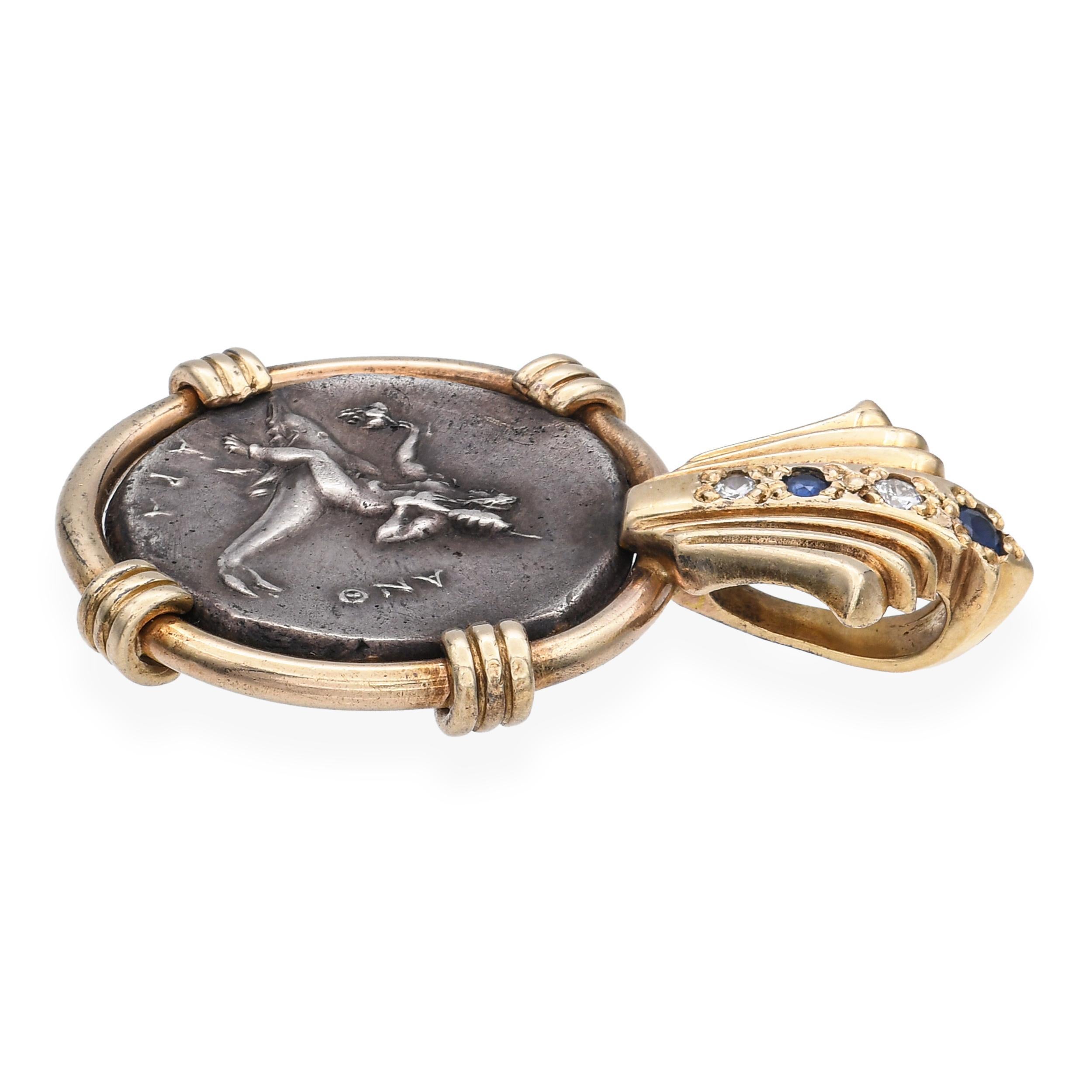 Ce pendentif vintage en or jaune 14 carats est orné d'une authentique pièce de monnaie grecque ancienne 
