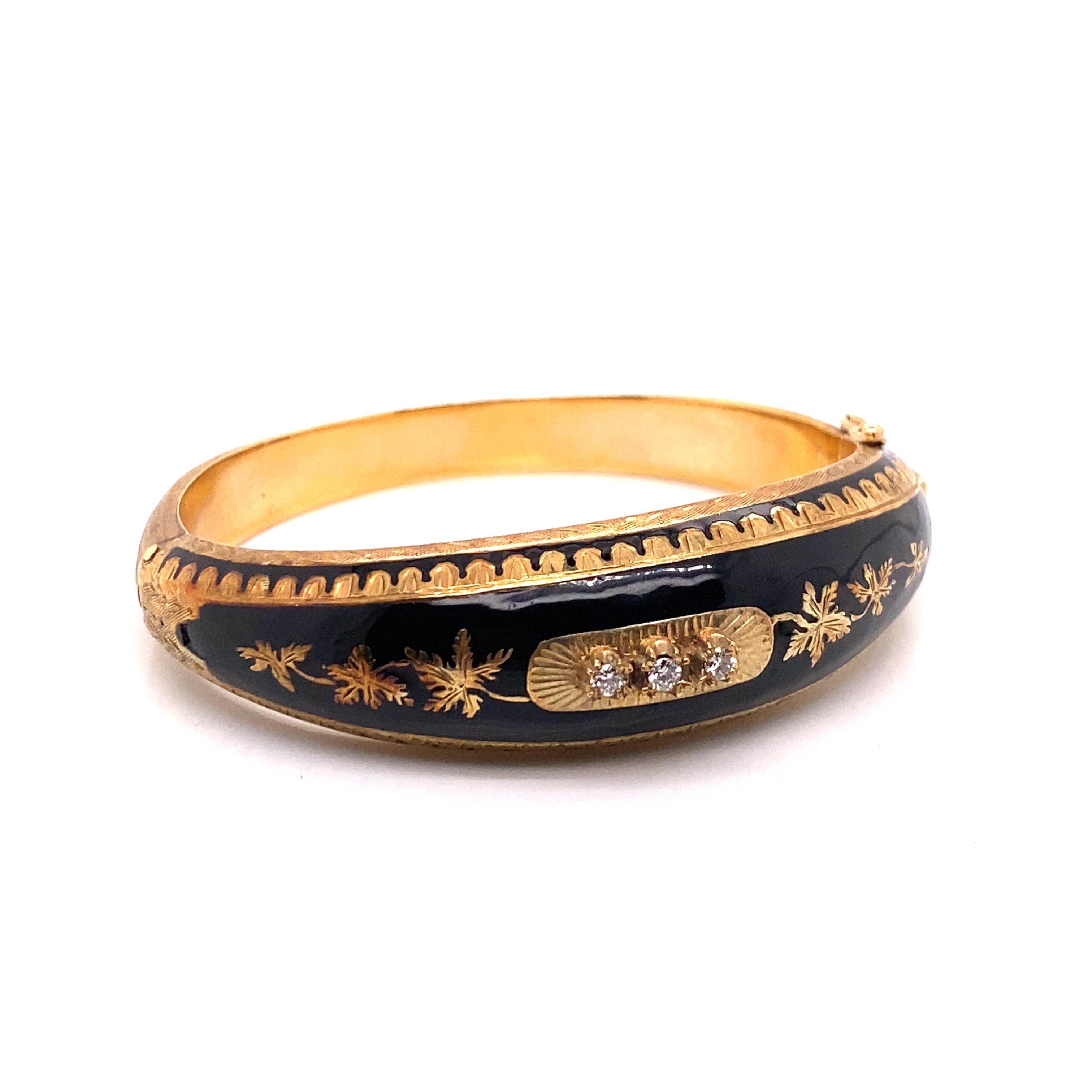 Vieux bracelet en or jaune 14K et émail noir avec 3 diamants - Le bracelet mesure 17,5 mm de large sur le dessus et s'amincit à 7,7 mm sur le dessous. Le bracelet présente un motif à 6 feuilles et une gravure à la main. Les 3 diamants ronds pèsent