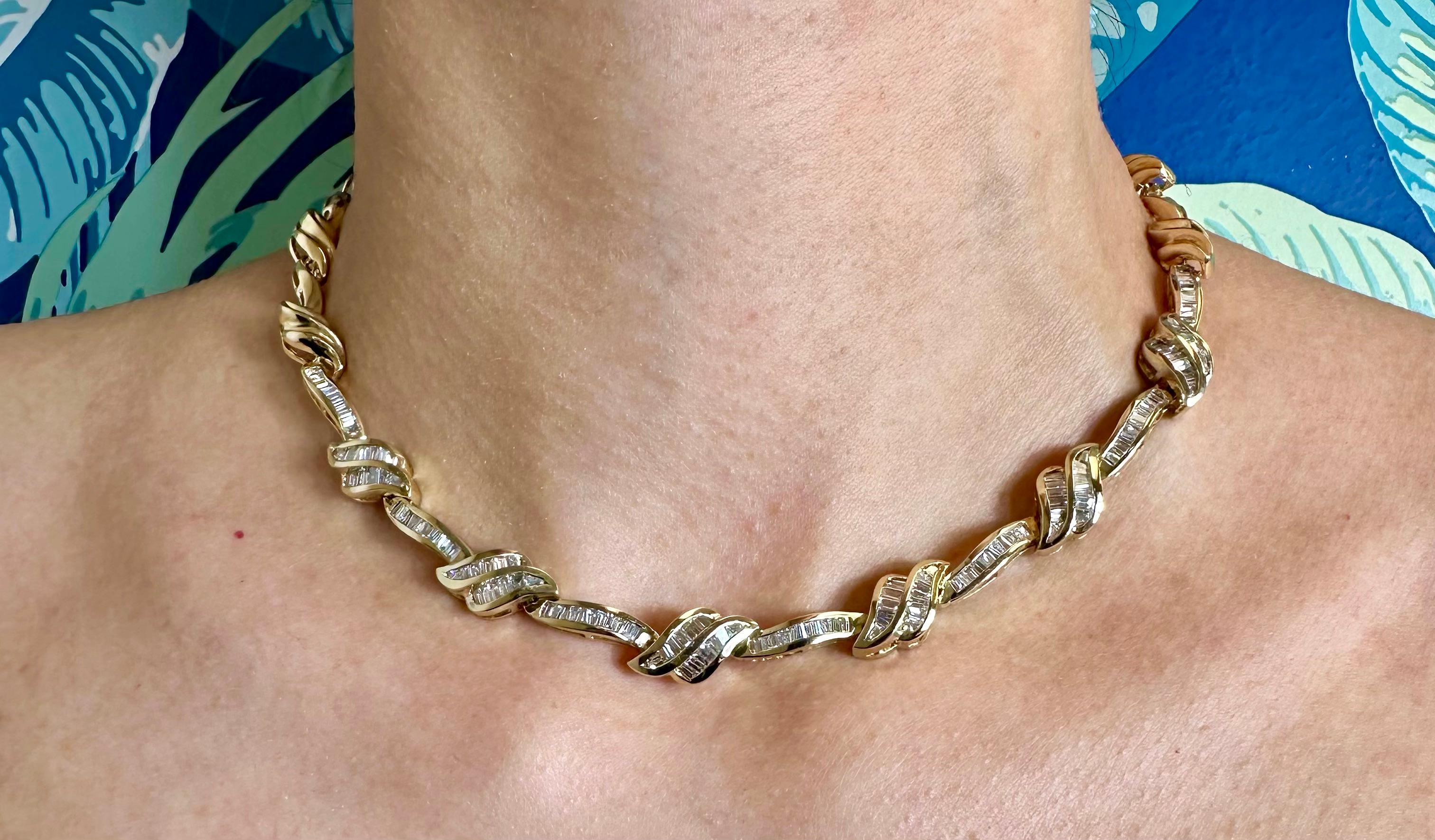 Vintage 1980 Collier en or 14K et diamants baguettes

Faites-vous remarquer avec ce superbe collier vintage en or jaune 14 carats, orné de 137 diamants baguettes en serti clos totalisant environ 5,25 carats (couleur F-G, pureté VS1-VS2). Le design