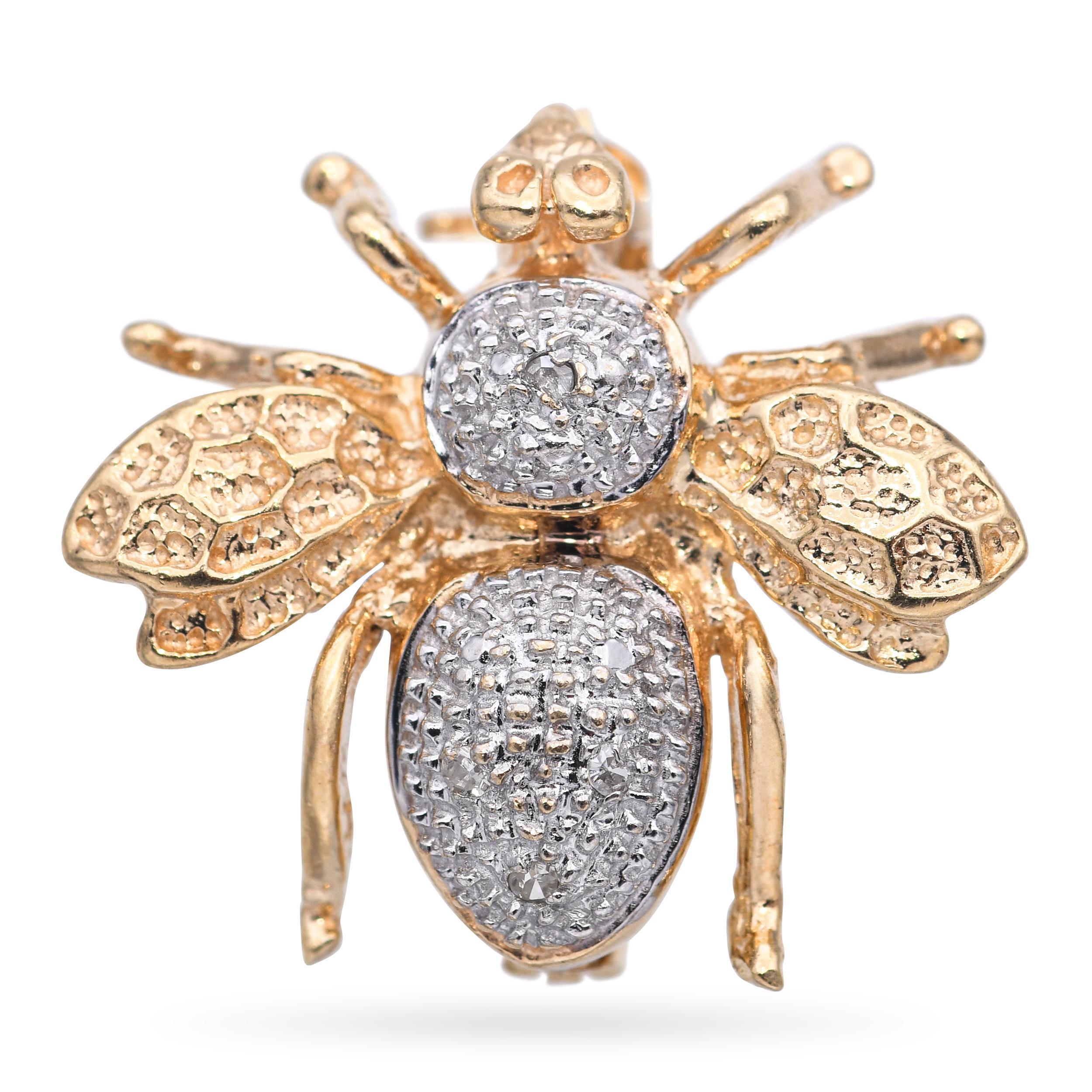 Cette ravissante broche bourdon vintage est réalisée en or jaune 14k et rehaussée de diamants étincelants qui ajoutent une touche de brillance à ses ailes et à son corps. Cette pièce fantaisiste, dont la texture et la forme sont fidèles à la