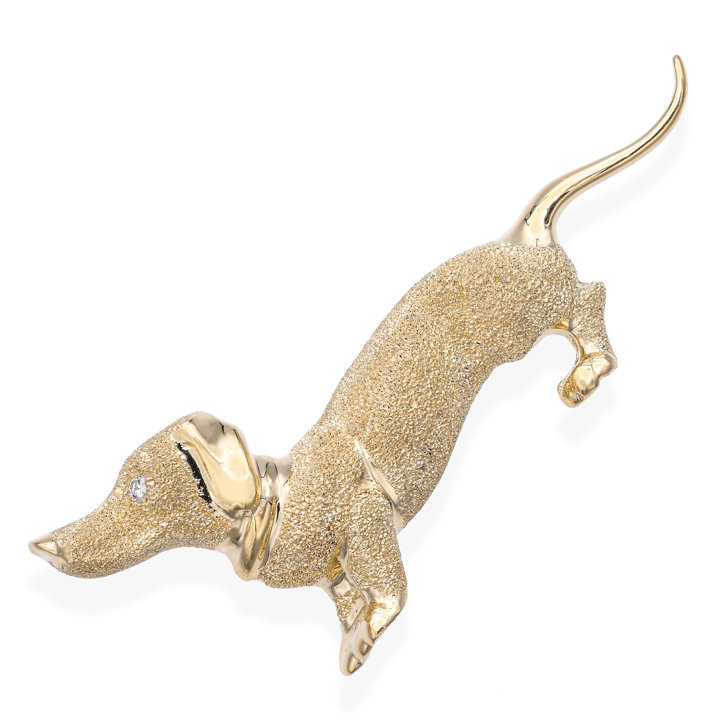 Questa affascinante spilla vintage è realizzata in oro giallo 14 carati e raffigura un bassotto giocoso in un delizioso dettaglio. Accentuato da un occhio di diamante scintillante, il pezzo cattura la personalità amabile e la forma distintiva