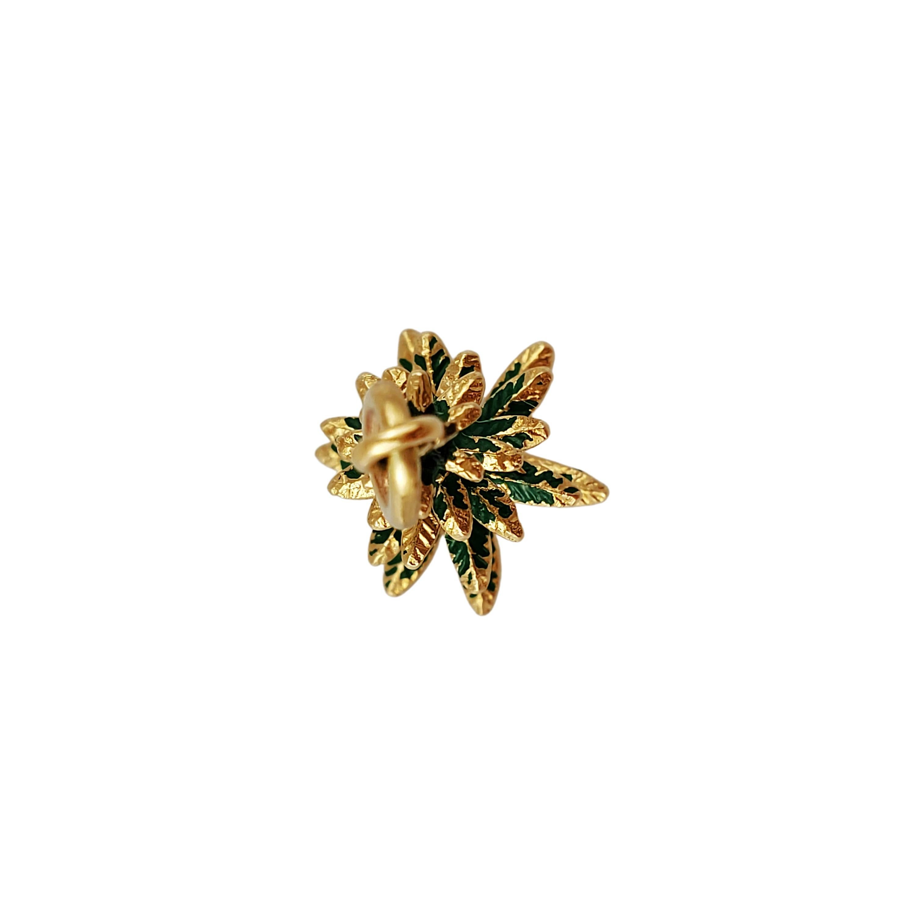 Vintage 14K Yellow Gold and Enamel Christmas Tree Charm

Celebrate the holidays with Christmas cheer!

This beautiful 3D charm features a green enamel (slightly worn) Christmas Tree detailed in 14K yellow gold.

*Chain not included.

Size: 22mm long