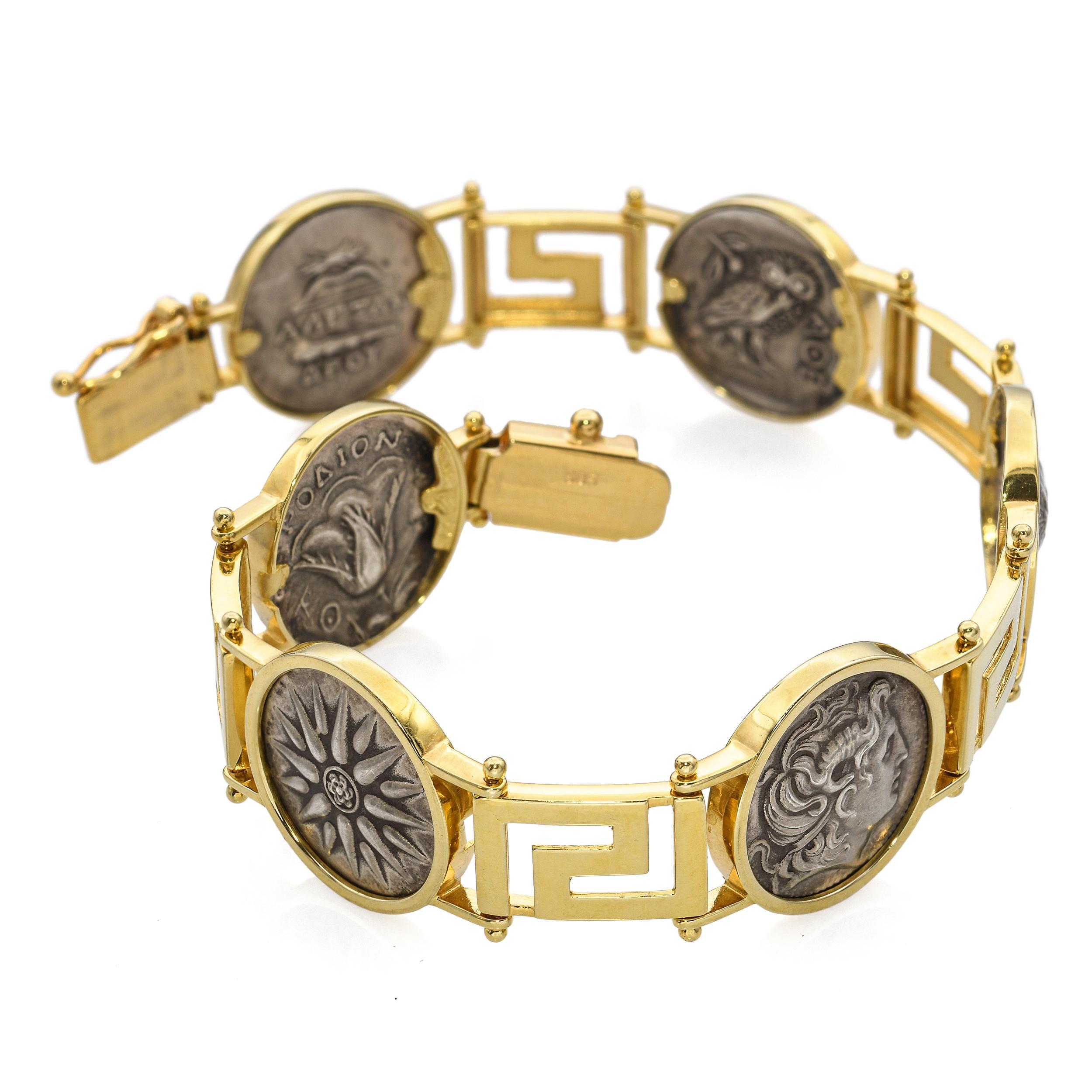 Dieses Vintage-Armband ist aus massivem 14-karätigem Gelbgold gefertigt und weist ein kühnes Design aus antiken griechischen Münzgliedern auf, das an die Grandeur der Ästhetik des antiken Imperiums erinnert. Jedes silberne Glied im Medaillon-Stil