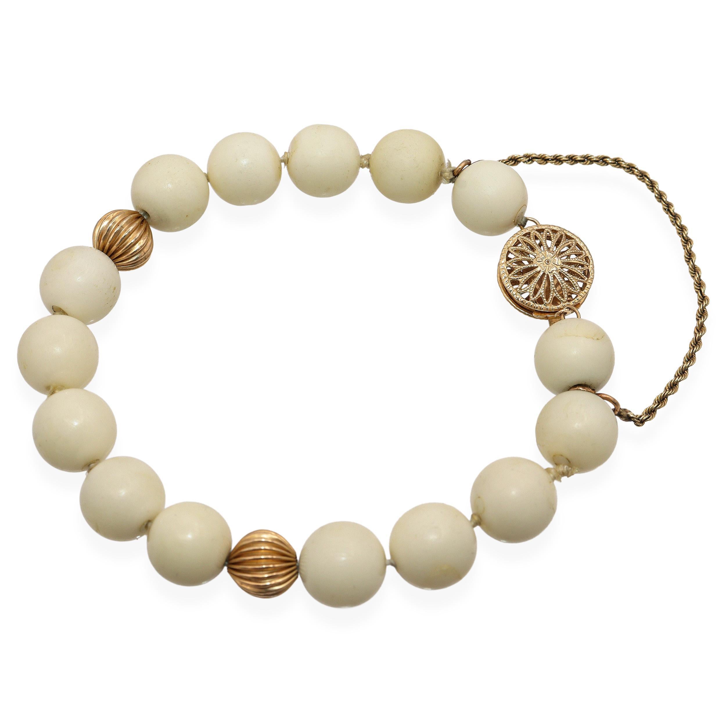 Una graziosa e intramontabile parure di gioielli vintage che mette in mostra la naturale eleganza del corallo bianco abbinata al calore dell'oro giallo 14K. Il bracciale presenta perline di corallo lisce e infilate a mano, accentuate da