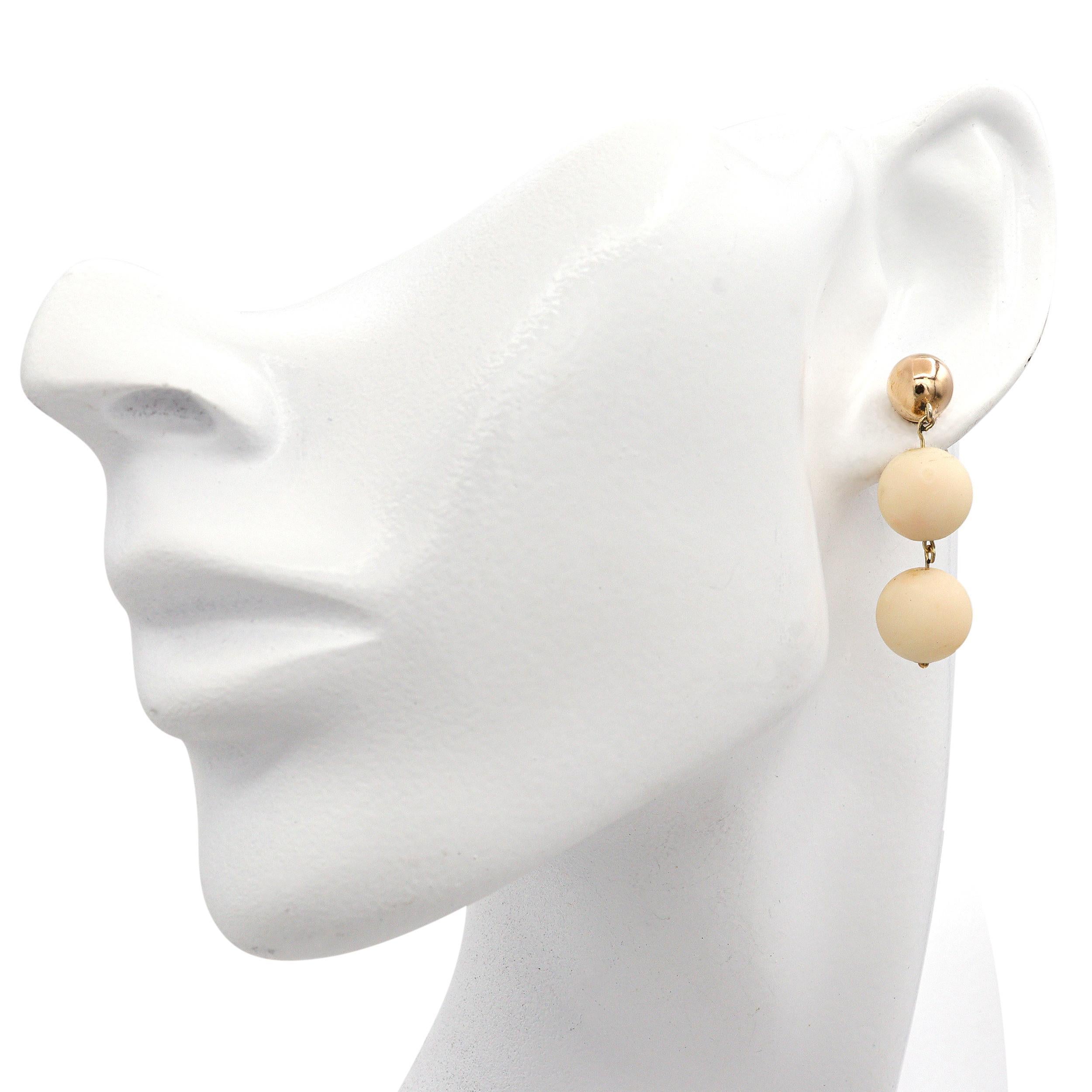 Perlina Bracciale e orecchini in perline in oro giallo 14K e corallo bianco d'epoca in vendita